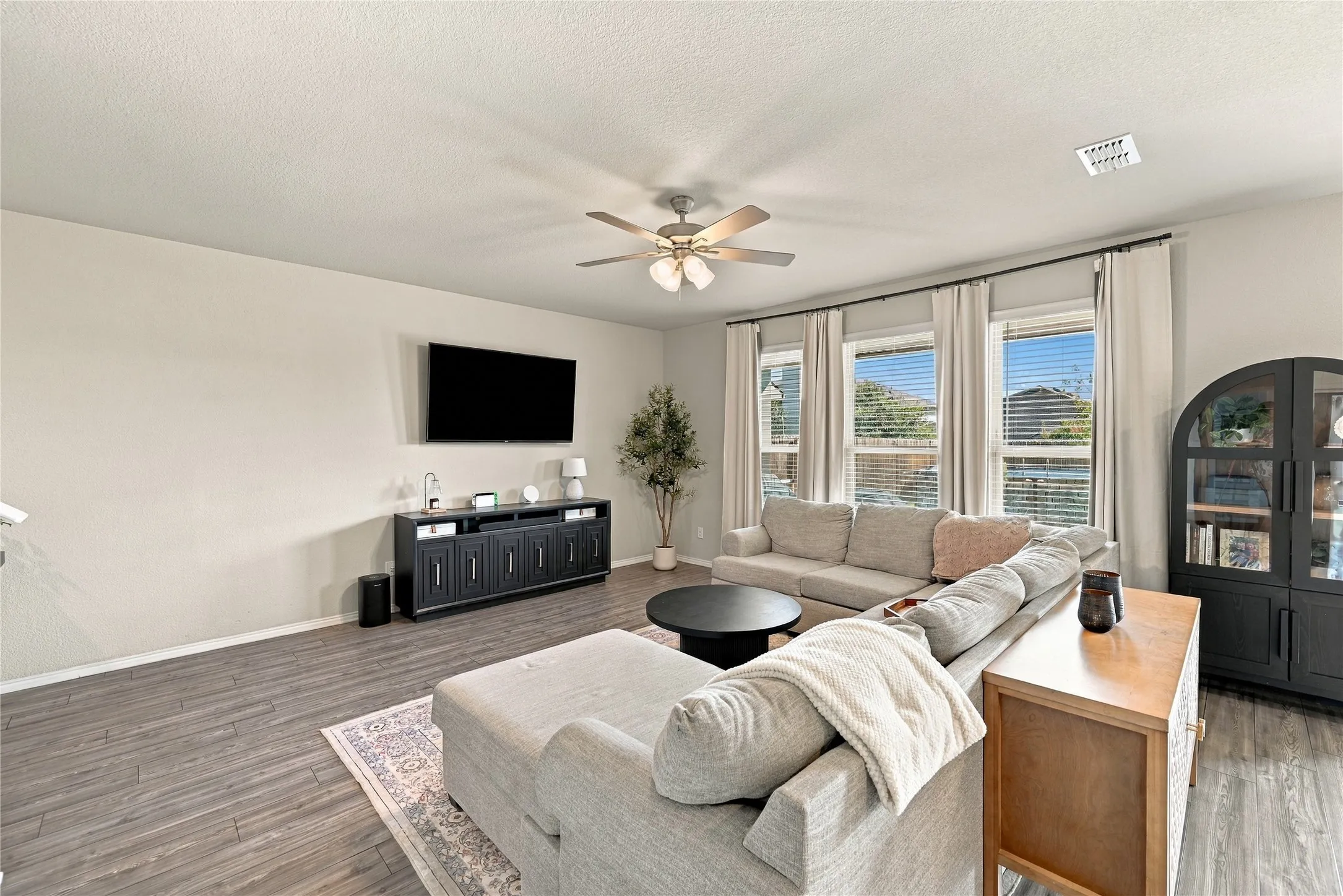 Single Family Residence For Sale in Tarrant County , 7700 Gangway Drive, Fort Worth, Texas 76179, 3 Bedroom, 3 Bathroom, 2 Garage spaces, 2,397 Sqft, built in 2021, mls#21407311, Real Estate Agent in Fort Worth, Homes For Sale in Tarrant county, Homes For Sale in Fort Worth, Realtor in Fort Worth Texas, Real Estate Brokerage Independent Realty Texas, Luminita Cordes Realtor