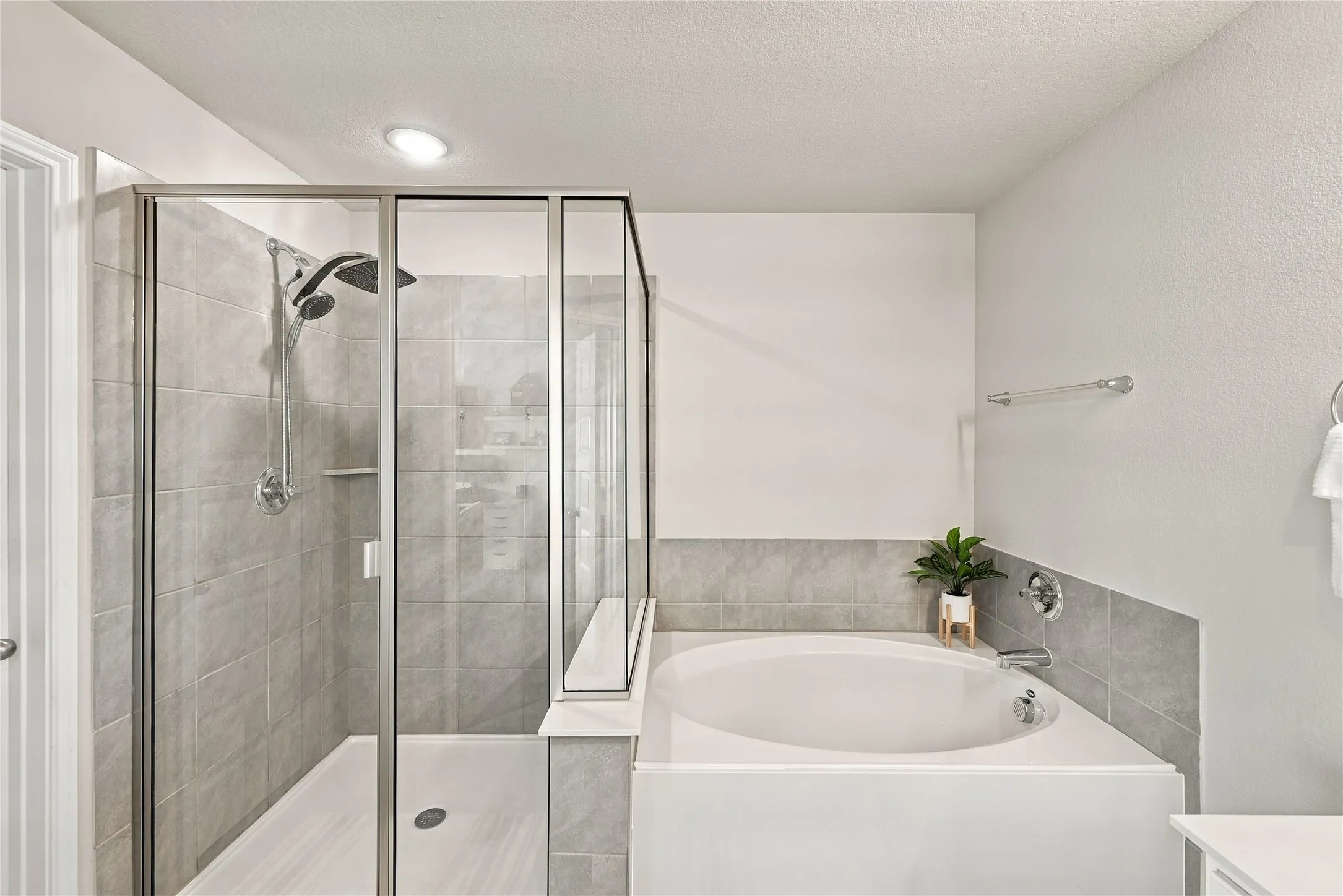 Single Family Residence For Sale in Tarrant County , 7700 Gangway Drive, Fort Worth, Texas 76179, 3 Bedroom, 3 Bathroom, 2 Garage spaces, 2,397 Sqft, built in 2021, mls#21407311, Real Estate Agent in Fort Worth, Homes For Sale in Tarrant county, Homes For Sale in Fort Worth, Realtor in Fort Worth Texas, Real Estate Brokerage Independent Realty Texas, Luminita Cordes Realtor