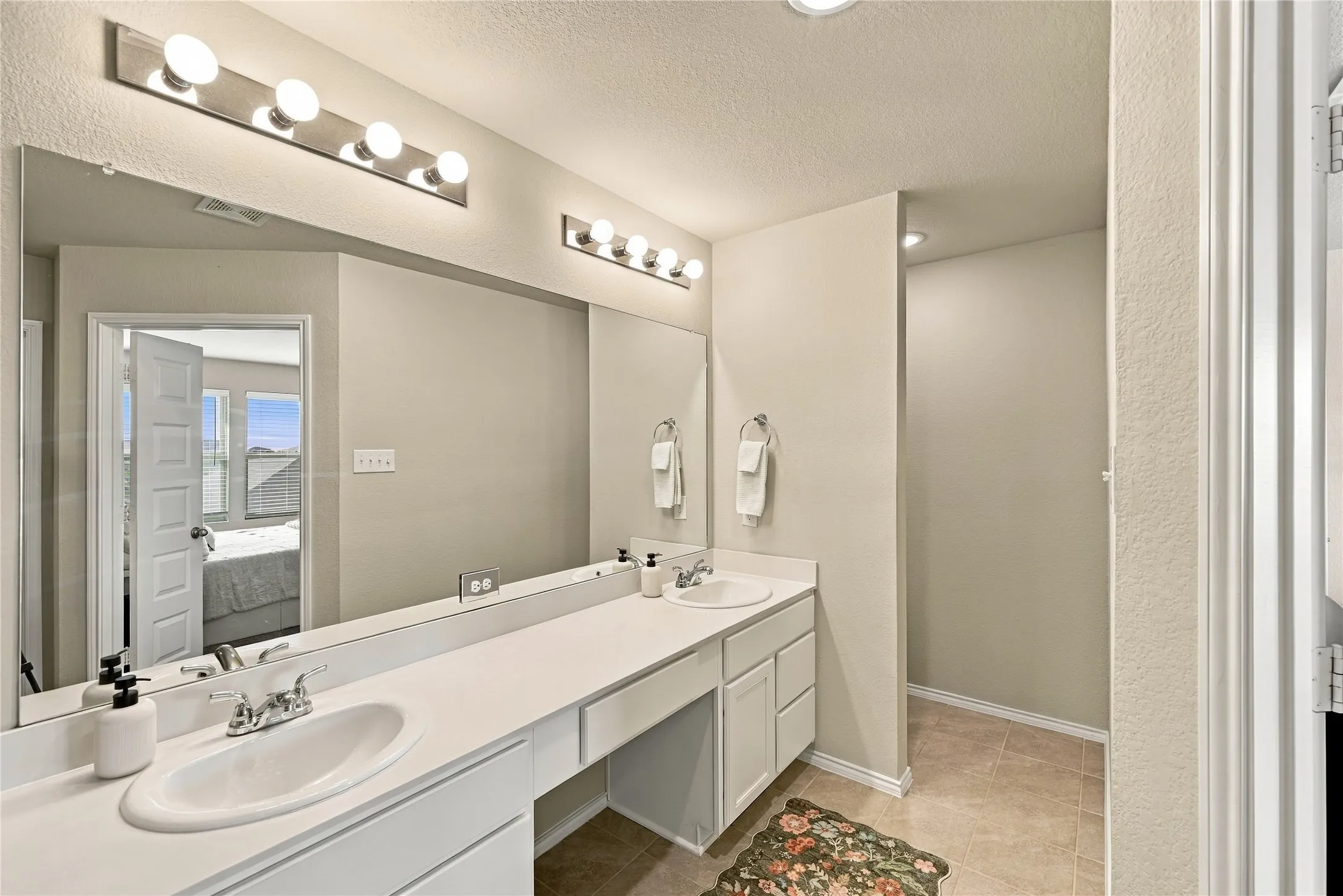 Single Family Residence For Sale in Tarrant County , 7700 Gangway Drive, Fort Worth, Texas 76179, 3 Bedroom, 3 Bathroom, 2 Garage spaces, 2,397 Sqft, built in 2021, mls#21407311, Real Estate Agent in Fort Worth, Homes For Sale in Tarrant county, Homes For Sale in Fort Worth, Realtor in Fort Worth Texas, Real Estate Brokerage Independent Realty Texas, Luminita Cordes Realtor