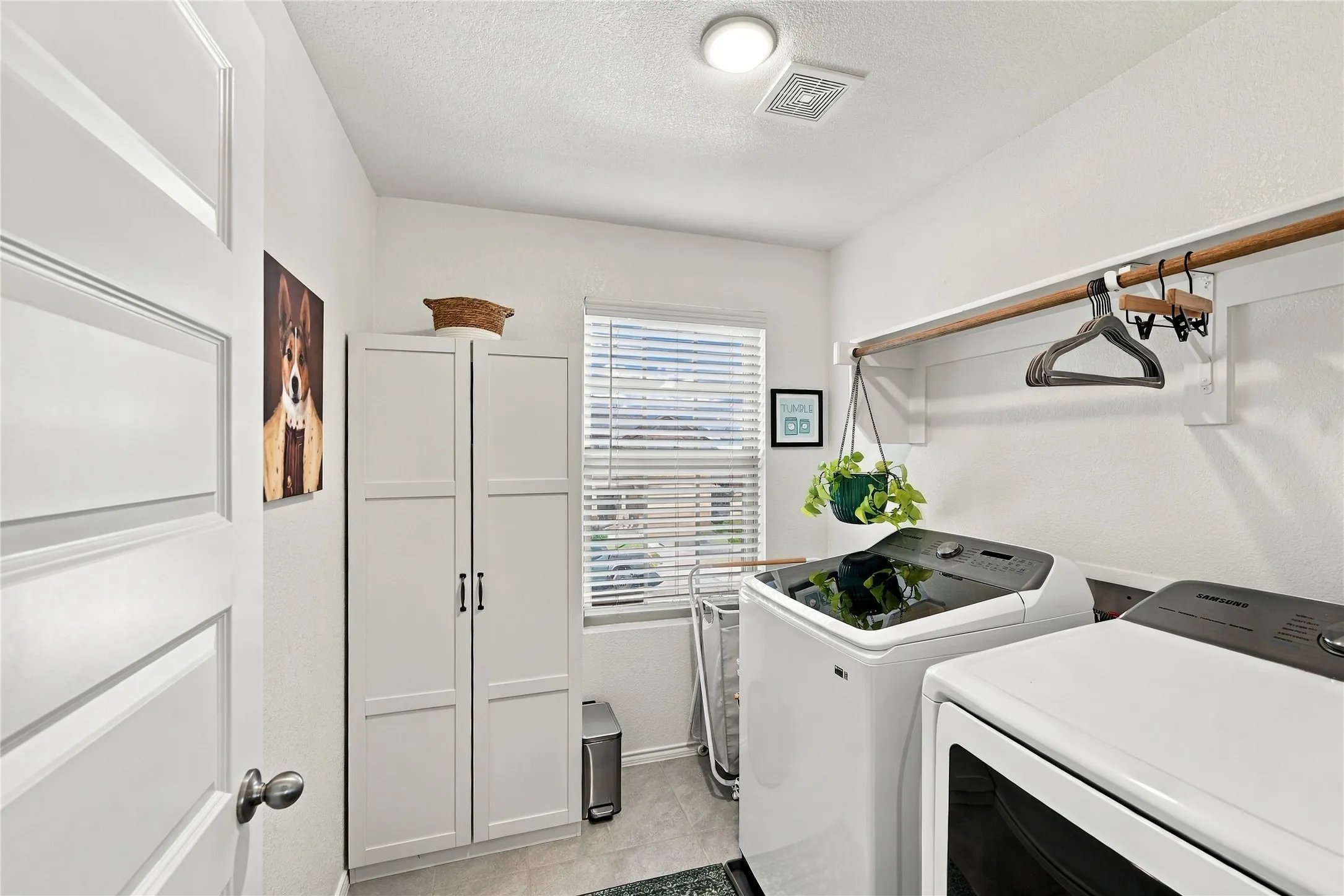 Single Family Residence For Sale in Tarrant County , 7700 Gangway Drive, Fort Worth, Texas 76179, 3 Bedroom, 3 Bathroom, 2 Garage spaces, 2,397 Sqft, built in 2021, mls#21407311, Real Estate Agent in Fort Worth, Homes For Sale in Tarrant county, Homes For Sale in Fort Worth, Realtor in Fort Worth Texas, Real Estate Brokerage Independent Realty Texas, Luminita Cordes Realtor