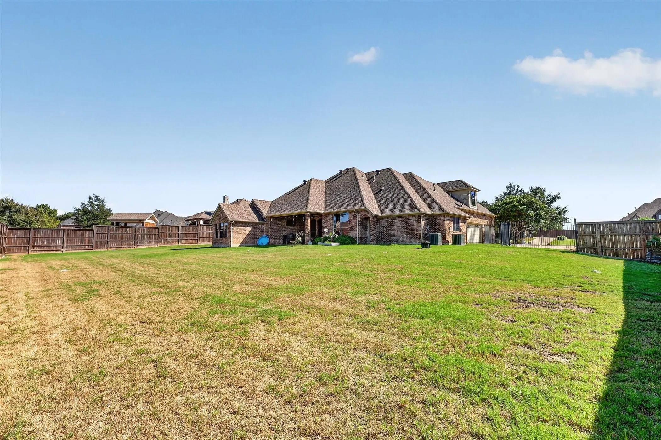 Single Family Residence For Sale in Tarrant County , 324 Arbor Lane, Haslet, Texas 76052, 4 Bedroom, 3 Bathroom, 3 Garage spaces, 3,334 Sqft, built in 2004, mls#21407242, Real Estate Agent in Haslet, Homes For Sale in Tarrant county, Homes For Sale in Haslet, Realtor in Haslet Texas, Real Estate Brokerage Independent Realty Texas, Luminita Cordes Realtor
