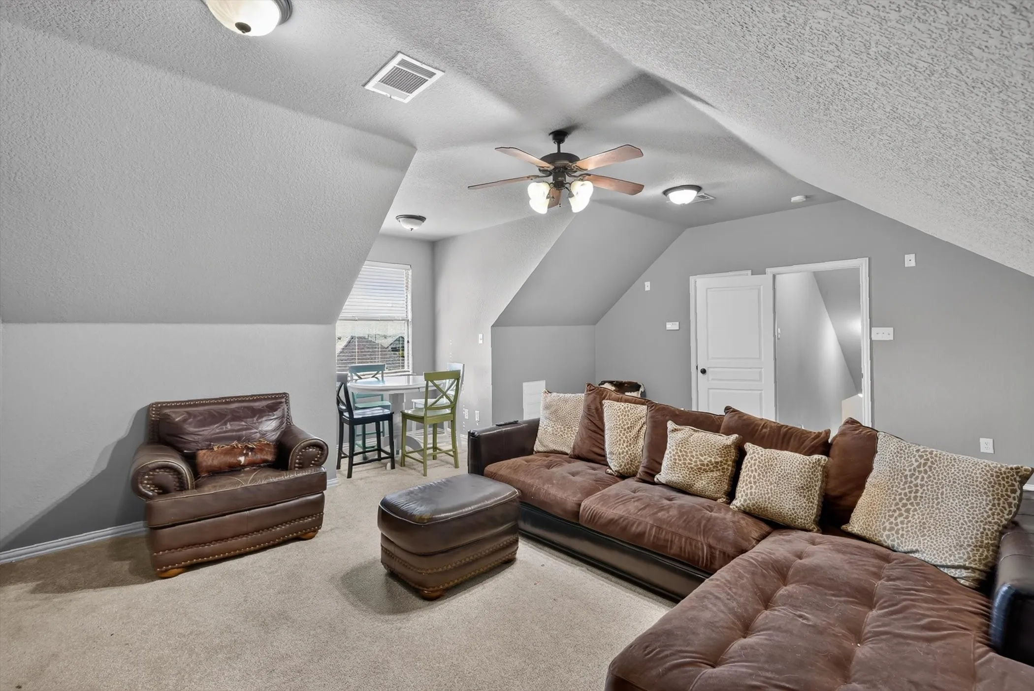 Single Family Residence For Sale in Tarrant County , 324 Arbor Lane, Haslet, Texas 76052, 4 Bedroom, 3 Bathroom, 3 Garage spaces, 3,334 Sqft, built in 2004, mls#21407242, Real Estate Agent in Haslet, Homes For Sale in Tarrant county, Homes For Sale in Haslet, Realtor in Haslet Texas, Real Estate Brokerage Independent Realty Texas, Luminita Cordes Realtor