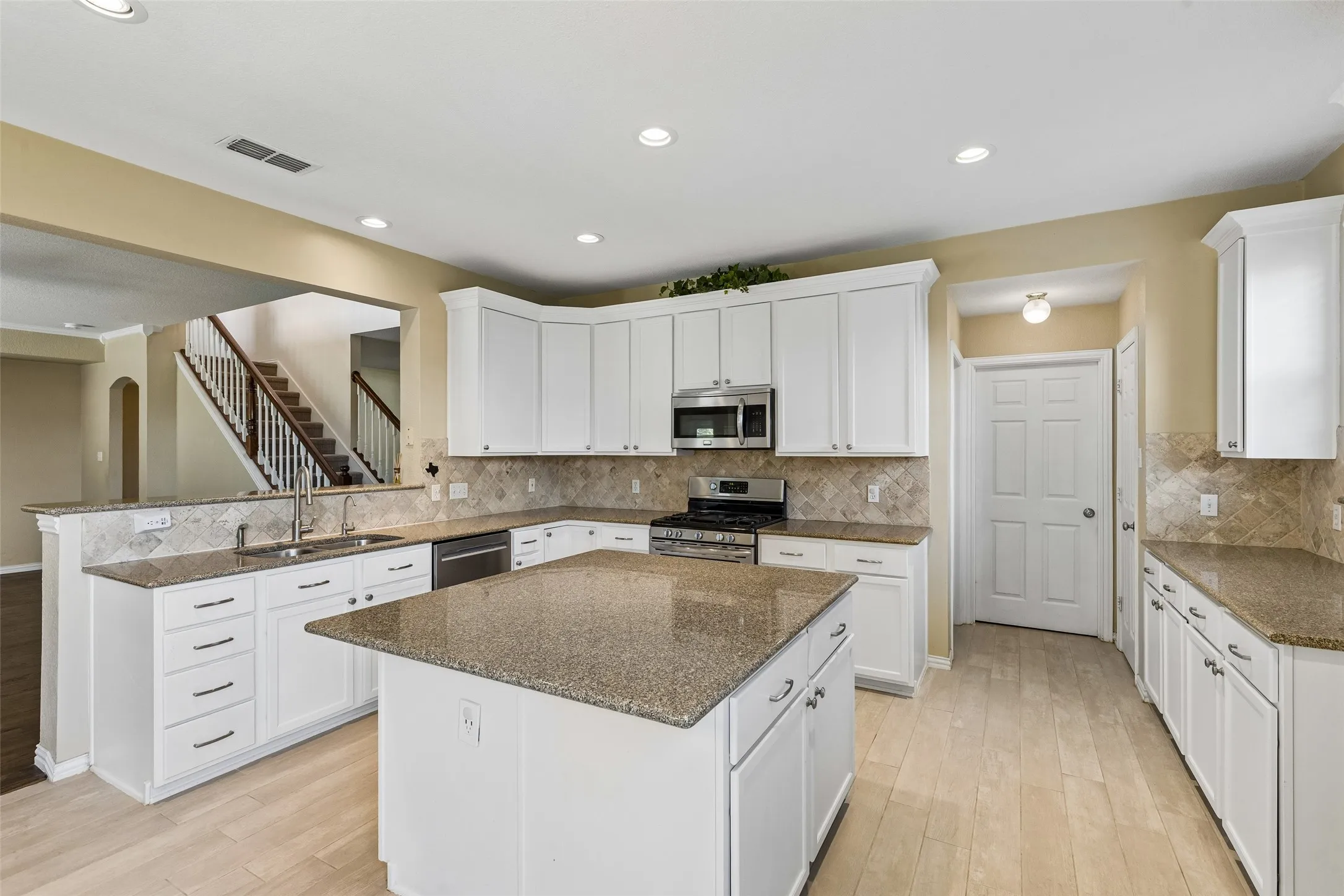 Single Family Residence For Sale in Dallas County , 8410 Lexington Court, Rowlett, Texas 75089, 5 Bedroom, 3 Bathroom, 2 Garage spaces, 2,890 Sqft, built in 2000, mls#21404424, Real Estate Agent in Rowlett, Homes For Sale in Dallas county, Homes For Sale in Rowlett, Realtor in Rowlett Texas, Real Estate Brokerage Independent Realty Texas, Luminita Cordes Realtor