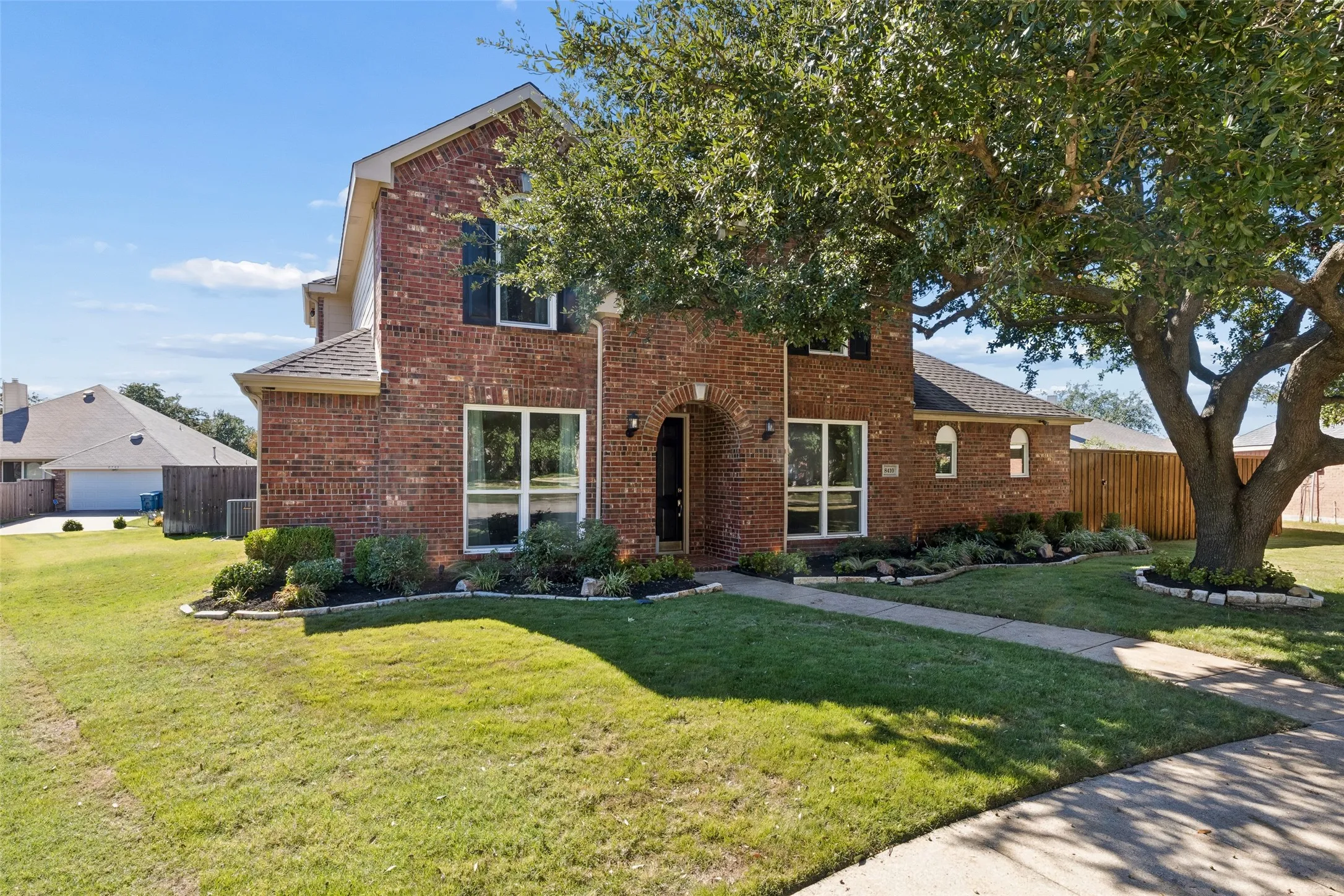 Single Family Residence For Sale in Dallas County , 8410 Lexington Court, Rowlett, Texas 75089, 5 Bedroom, 3 Bathroom, 2 Garage spaces, 2,890 Sqft, built in 2000, mls#21404424, Real Estate Agent in Rowlett, Homes For Sale in Dallas county, Homes For Sale in Rowlett, Realtor in Rowlett Texas, Real Estate Brokerage Independent Realty Texas, Luminita Cordes Realtor