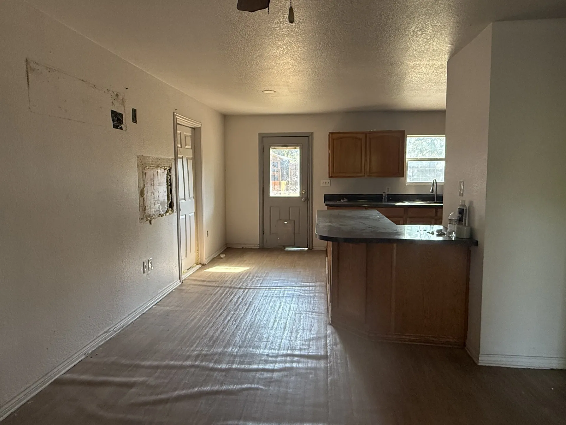 Single Family Residence For Sale in Dallas County , 1800 Cottonwood Road, Carrollton, Texas 75006, 2 Bedroom, 1 Bathroom, Garage spaces, 856 Sqft, built in 1947, mls#21407318, Real Estate Agent in Carrollton, Homes For Sale in Dallas county, Homes For Sale in Carrollton, Realtor in Carrollton Texas, Real Estate Brokerage Independent Realty Texas, Luminita Cordes Realtor