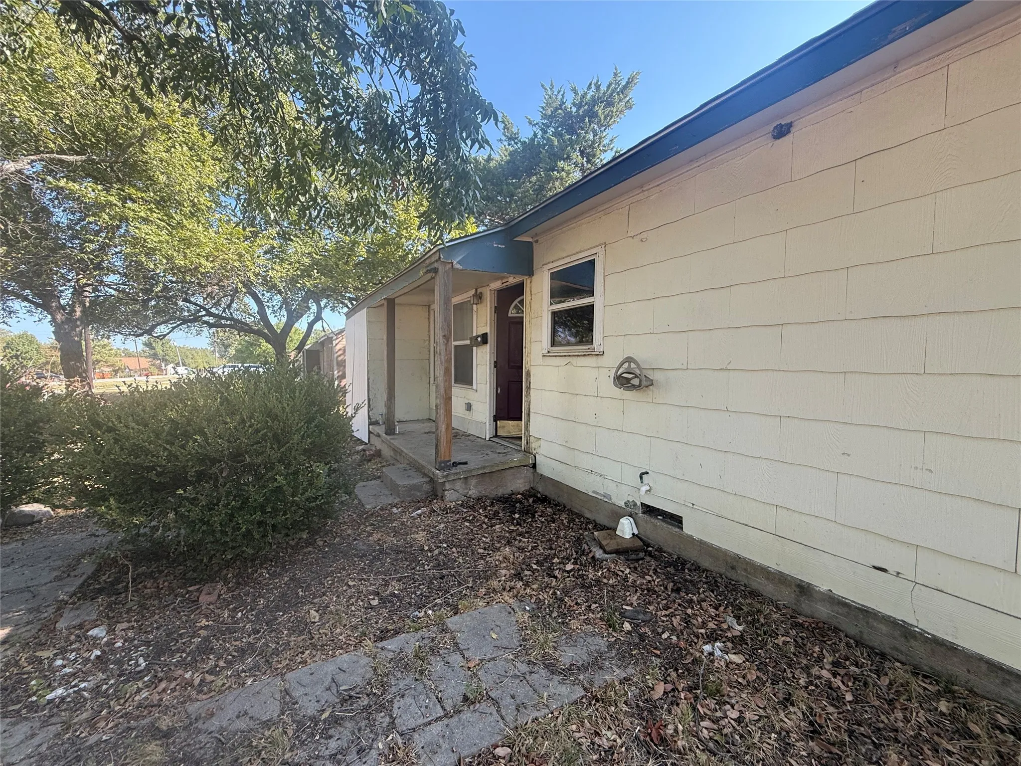 Single Family Residence For Sale in Dallas County , 1800 Cottonwood Road, Carrollton, Texas 75006, 2 Bedroom, 1 Bathroom, Garage spaces, 856 Sqft, built in 1947, mls#21407318, Real Estate Agent in Carrollton, Homes For Sale in Dallas county, Homes For Sale in Carrollton, Realtor in Carrollton Texas, Real Estate Brokerage Independent Realty Texas, Luminita Cordes Realtor