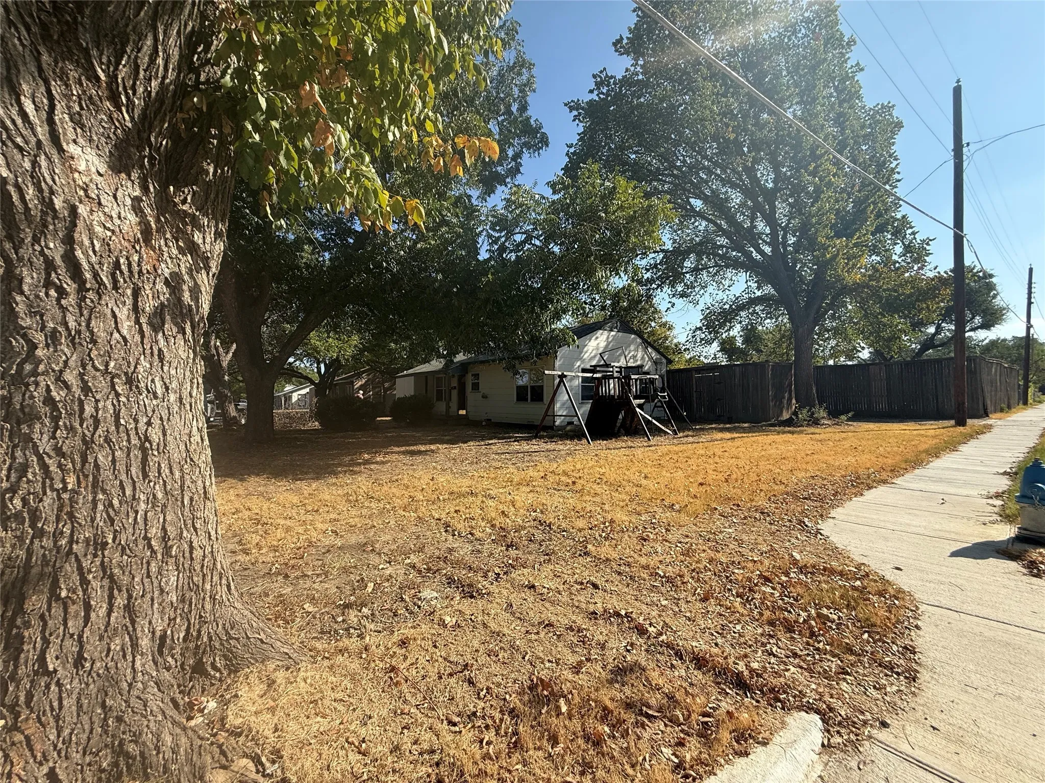 Single Family Residence For Sale in Dallas County , 1800 Cottonwood Road, Carrollton, Texas 75006, 2 Bedroom, 1 Bathroom, Garage spaces, 856 Sqft, built in 1947, mls#21407318, Real Estate Agent in Carrollton, Homes For Sale in Dallas county, Homes For Sale in Carrollton, Realtor in Carrollton Texas, Real Estate Brokerage Independent Realty Texas, Luminita Cordes Realtor