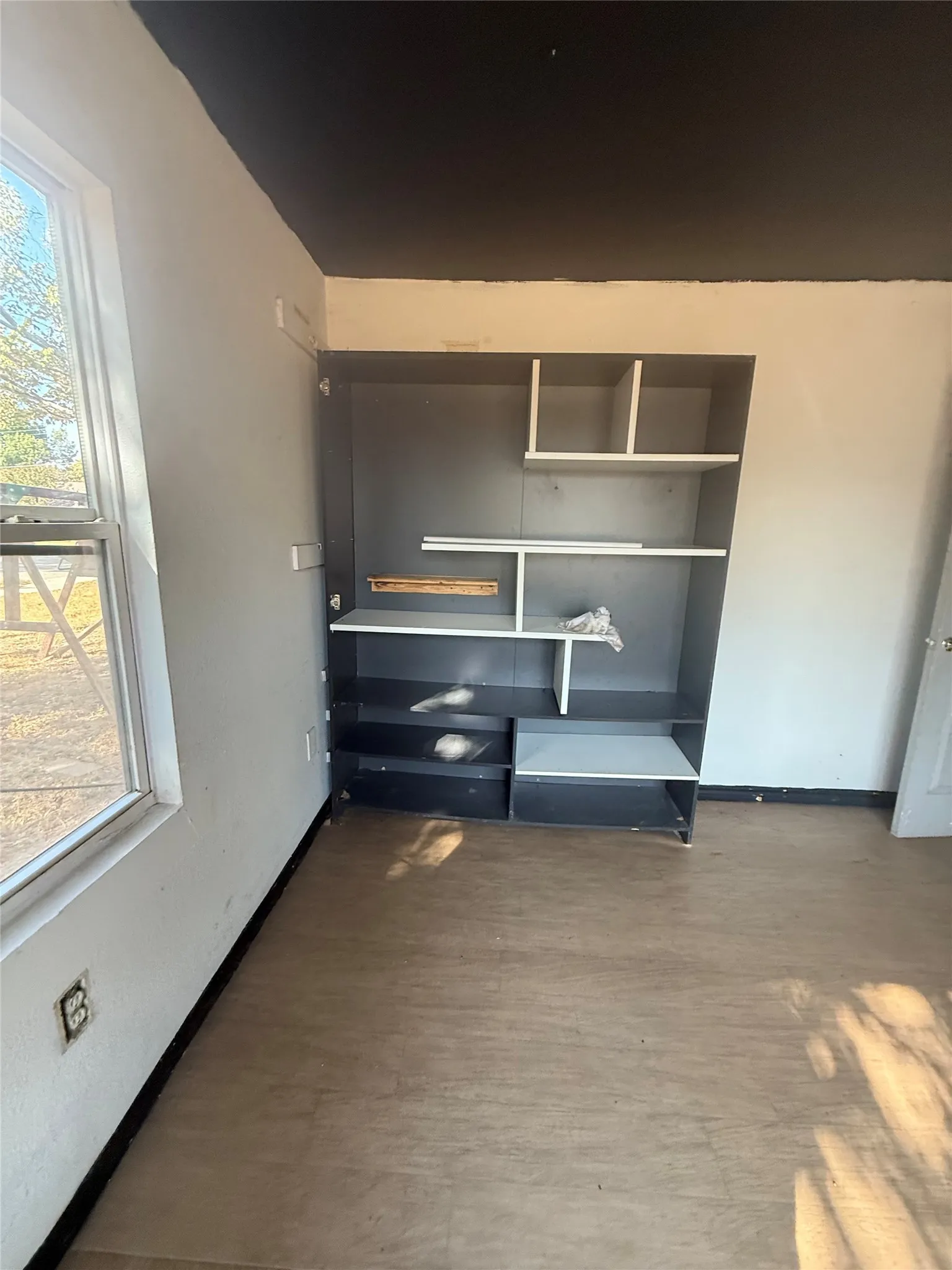 Single Family Residence For Sale in Dallas County , 1800 Cottonwood Road, Carrollton, Texas 75006, 2 Bedroom, 1 Bathroom, Garage spaces, 856 Sqft, built in 1947, mls#21407318, Real Estate Agent in Carrollton, Homes For Sale in Dallas county, Homes For Sale in Carrollton, Realtor in Carrollton Texas, Real Estate Brokerage Independent Realty Texas, Luminita Cordes Realtor