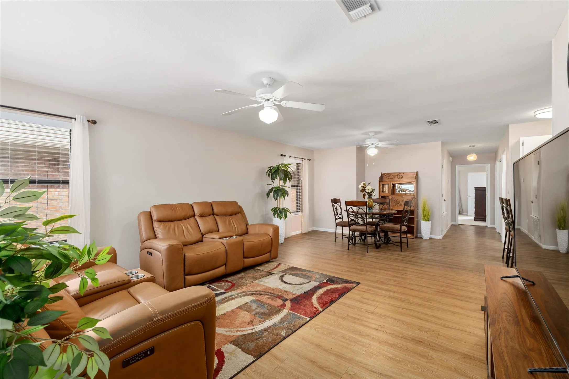 Single Family Residence For Sale in Brown County , 133 Azalea Drive, Brownwood, Texas 76801, 2 Bedroom, 2 Bathroom, 1 Garage spaces, 1,391 Sqft, built in 1999, mls#21407324, Real Estate Agent in Brownwood, Homes For Sale in Brown county, Homes For Sale in Brownwood, Realtor in Brownwood Texas, Real Estate Brokerage Independent Realty Texas, Luminita Cordes Realtor