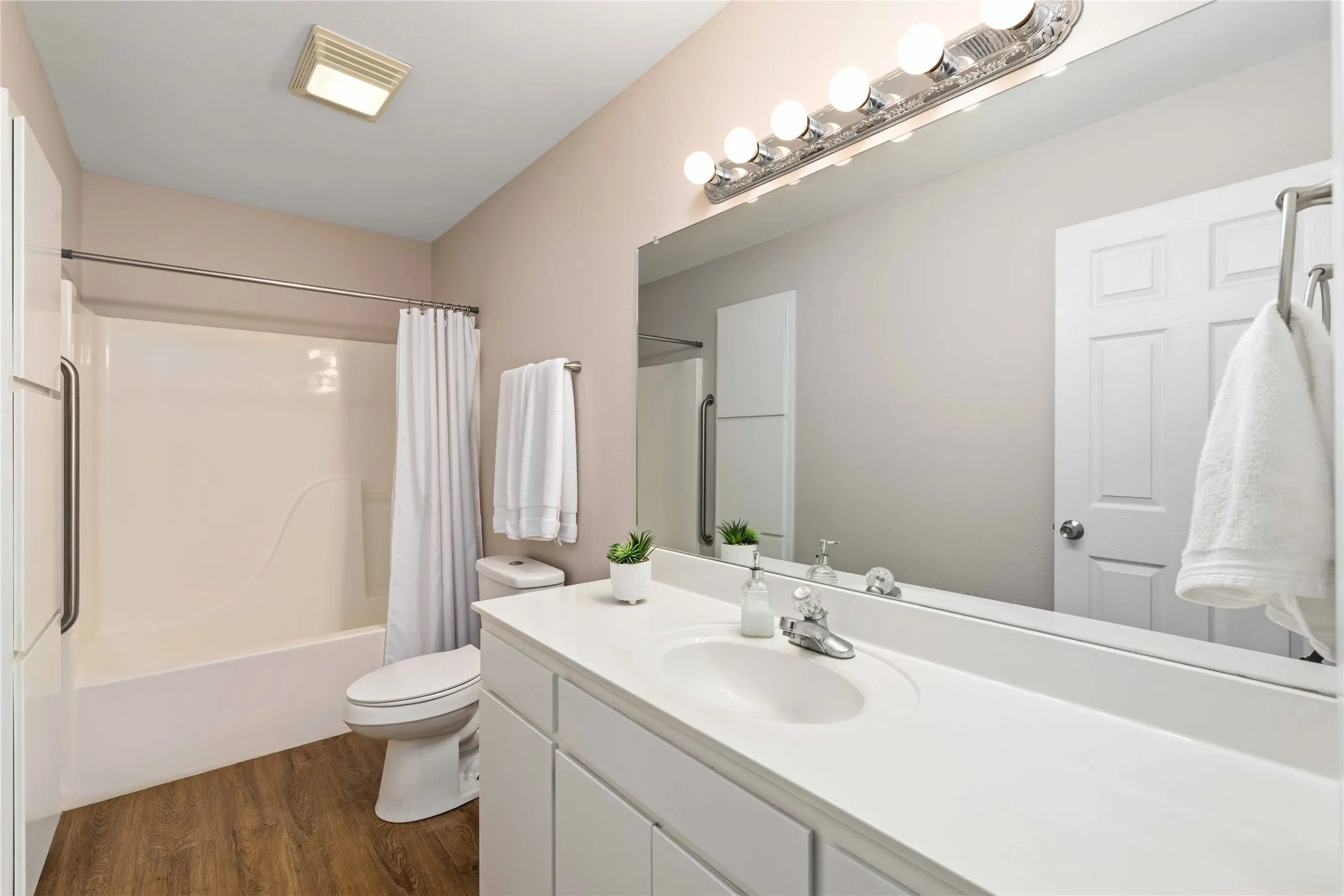 Single Family Residence For Sale in Brown County , 133 Azalea Drive, Brownwood, Texas 76801, 2 Bedroom, 2 Bathroom, 1 Garage spaces, 1,391 Sqft, built in 1999, mls#21407324, Real Estate Agent in Brownwood, Homes For Sale in Brown county, Homes For Sale in Brownwood, Realtor in Brownwood Texas, Real Estate Brokerage Independent Realty Texas, Luminita Cordes Realtor