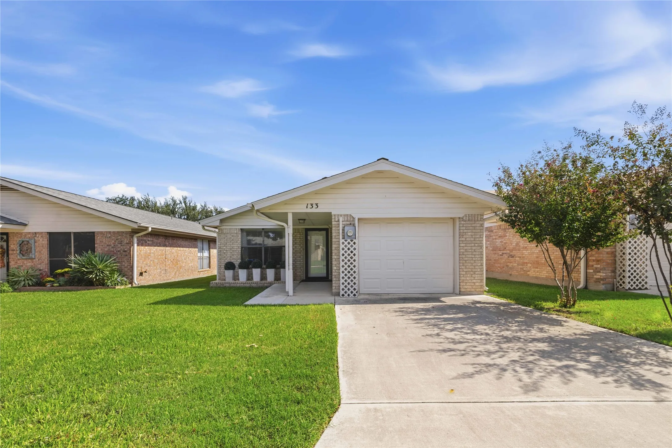Single Family Residence For Sale in Brown County , 133 Azalea Drive, Brownwood, Texas 76801, 2 Bedroom, 2 Bathroom, 1 Garage spaces, 1,391 Sqft, built in 1999, mls#21407324, Real Estate Agent in Brownwood, Homes For Sale in Brown county, Homes For Sale in Brownwood, Realtor in Brownwood Texas, Real Estate Brokerage Independent Realty Texas, Luminita Cordes Realtor