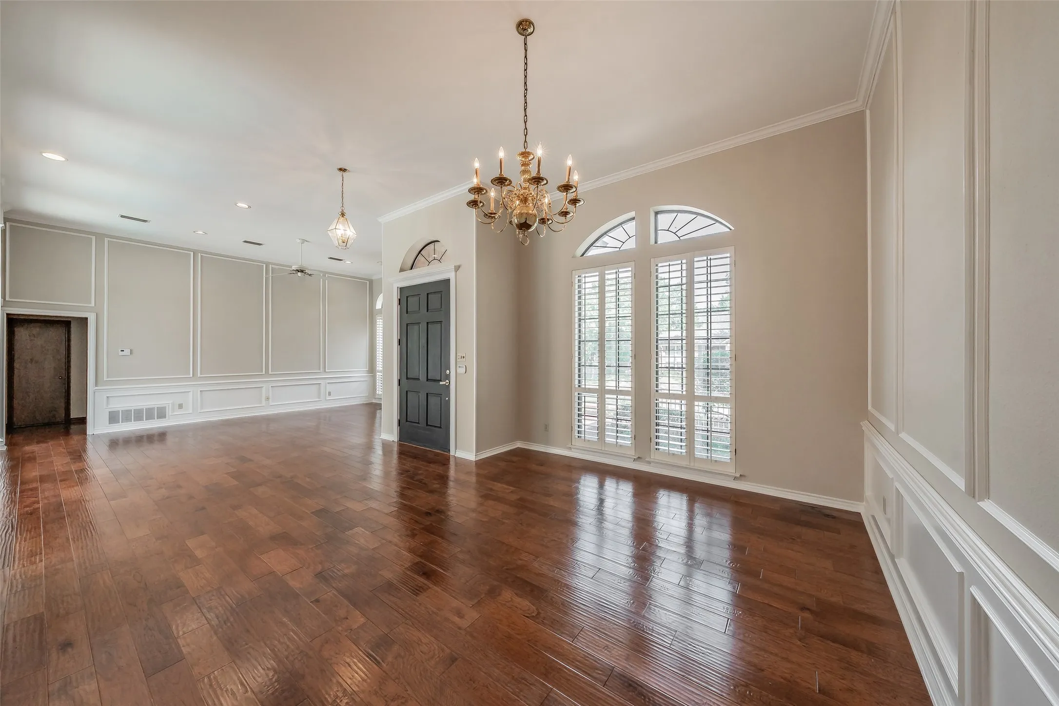 Single Family Residence For Sale in Tarrant County , 6010 Millwood Drive, Arlington, Texas 76016, 4 Bedroom, 3 Bathroom, 3 Garage spaces, 3,194 Sqft, built in 1985, mls#21407309, Real Estate Agent in Arlington, Homes For Sale in Tarrant county, Homes For Sale in Arlington, Realtor in Arlington Texas, Real Estate Brokerage Independent Realty Texas, Luminita Cordes Realtor