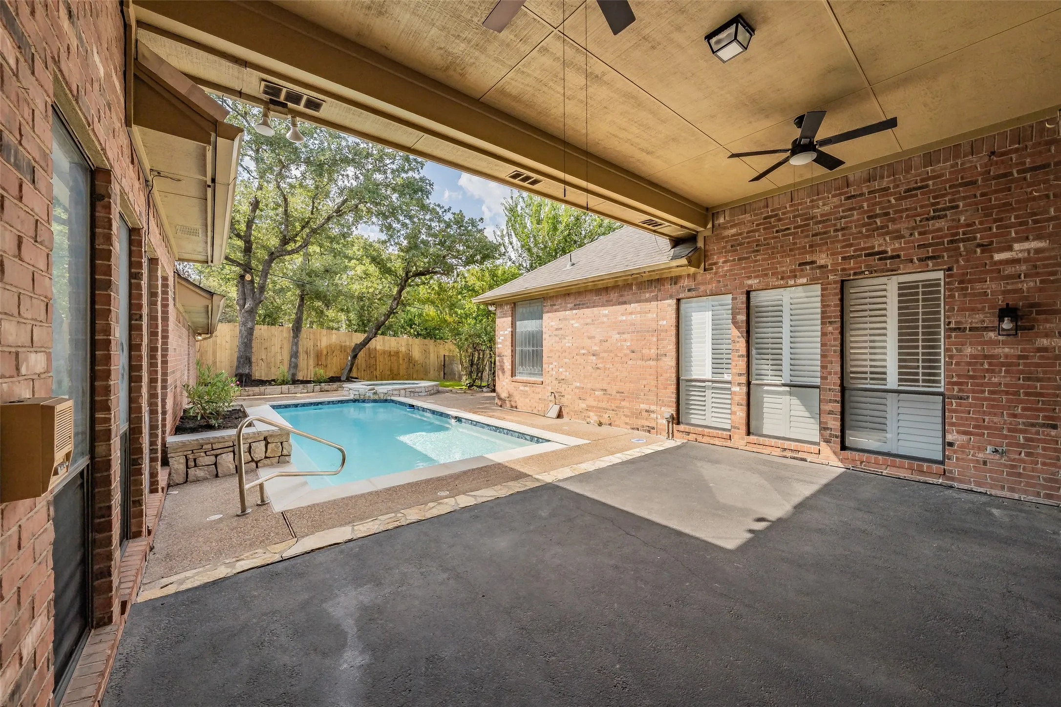 Single Family Residence For Sale in Tarrant County , 6010 Millwood Drive, Arlington, Texas 76016, 4 Bedroom, 3 Bathroom, 3 Garage spaces, 3,194 Sqft, built in 1985, mls#21407309, Real Estate Agent in Arlington, Homes For Sale in Tarrant county, Homes For Sale in Arlington, Realtor in Arlington Texas, Real Estate Brokerage Independent Realty Texas, Luminita Cordes Realtor