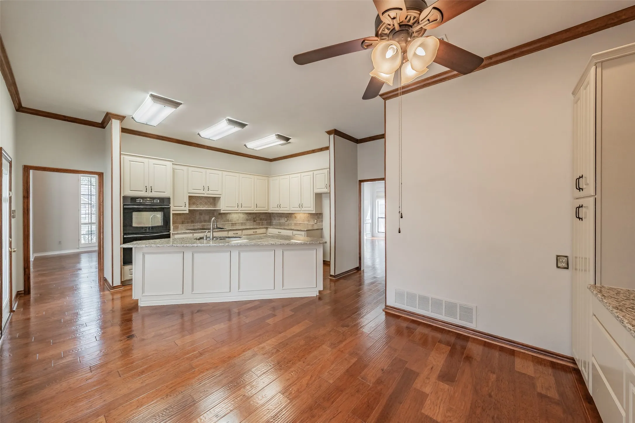 Single Family Residence For Sale in Tarrant County , 6010 Millwood Drive, Arlington, Texas 76016, 4 Bedroom, 3 Bathroom, 3 Garage spaces, 3,194 Sqft, built in 1985, mls#21407309, Real Estate Agent in Arlington, Homes For Sale in Tarrant county, Homes For Sale in Arlington, Realtor in Arlington Texas, Real Estate Brokerage Independent Realty Texas, Luminita Cordes Realtor