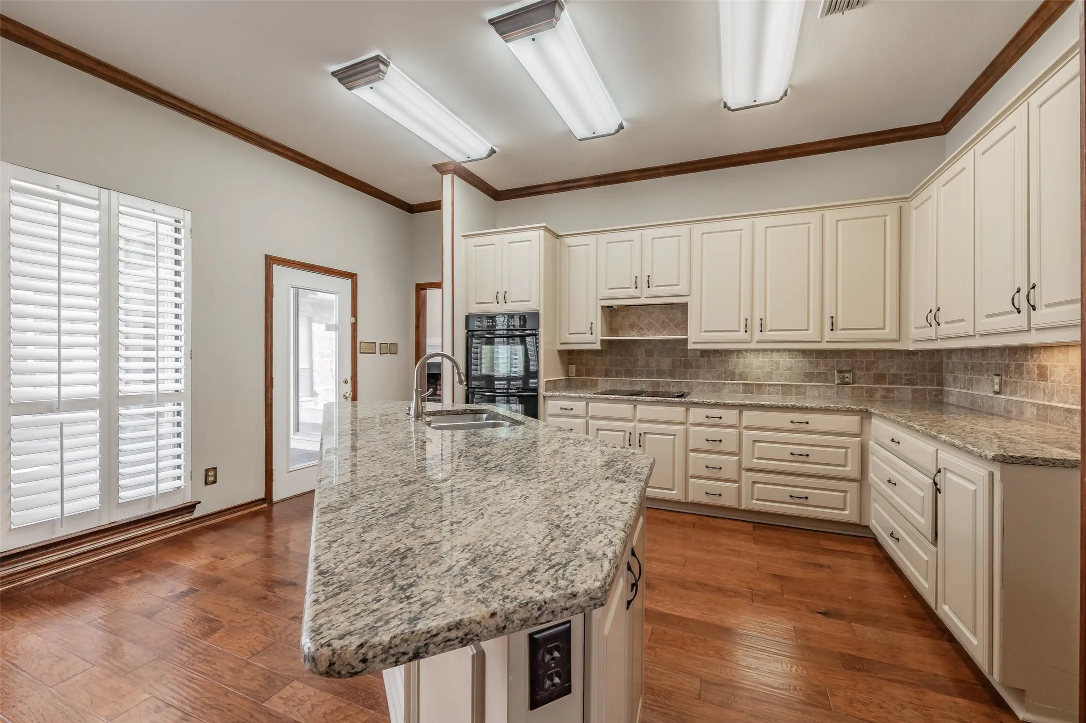 Single Family Residence For Sale in Tarrant County , 6010 Millwood Drive, Arlington, Texas 76016, 4 Bedroom, 3 Bathroom, 3 Garage spaces, 3,194 Sqft, built in 1985, mls#21407309, Real Estate Agent in Arlington, Homes For Sale in Tarrant county, Homes For Sale in Arlington, Realtor in Arlington Texas, Real Estate Brokerage Independent Realty Texas, Luminita Cordes Realtor