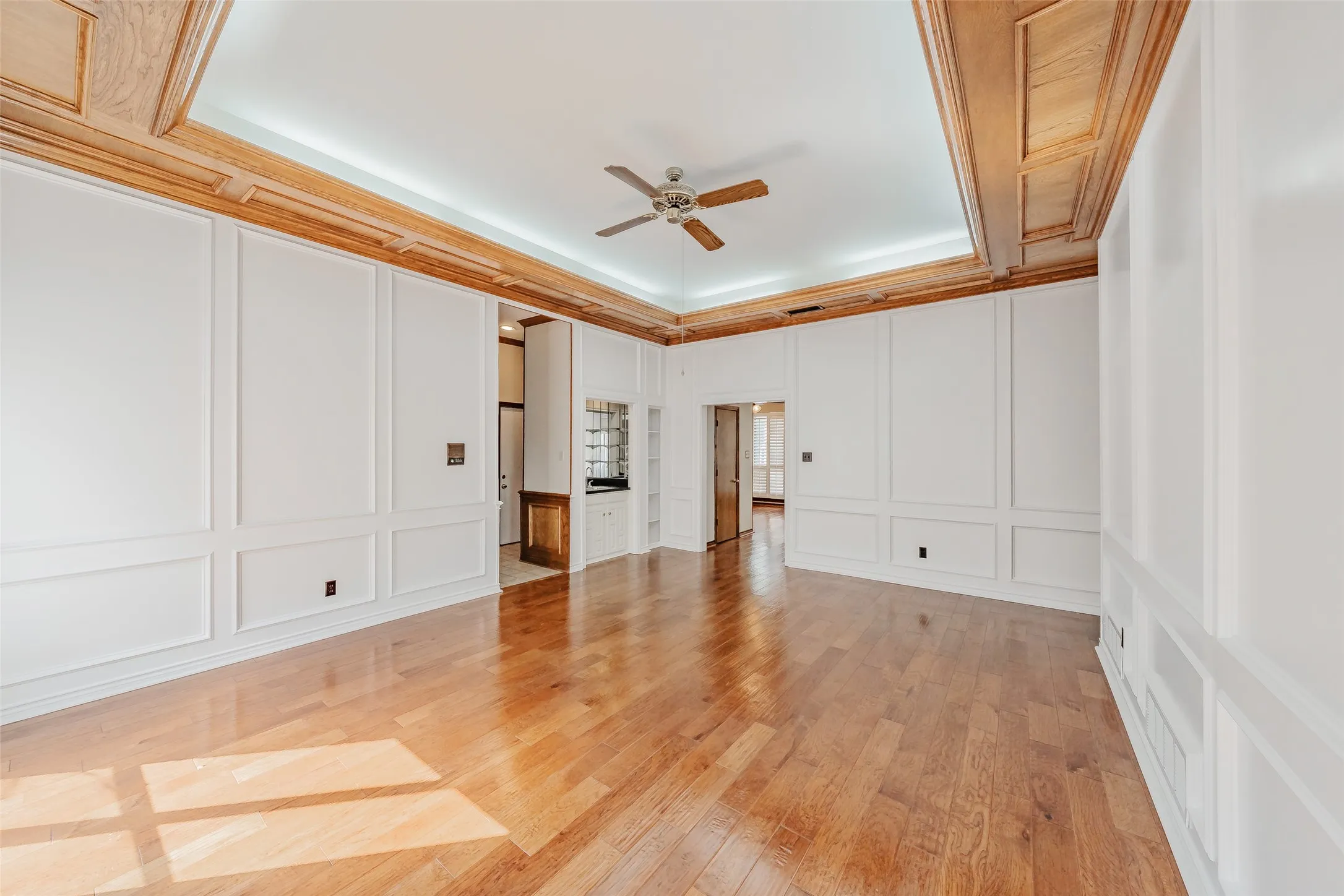 Single Family Residence For Sale in Tarrant County , 6010 Millwood Drive, Arlington, Texas 76016, 4 Bedroom, 3 Bathroom, 3 Garage spaces, 3,194 Sqft, built in 1985, mls#21407309, Real Estate Agent in Arlington, Homes For Sale in Tarrant county, Homes For Sale in Arlington, Realtor in Arlington Texas, Real Estate Brokerage Independent Realty Texas, Luminita Cordes Realtor