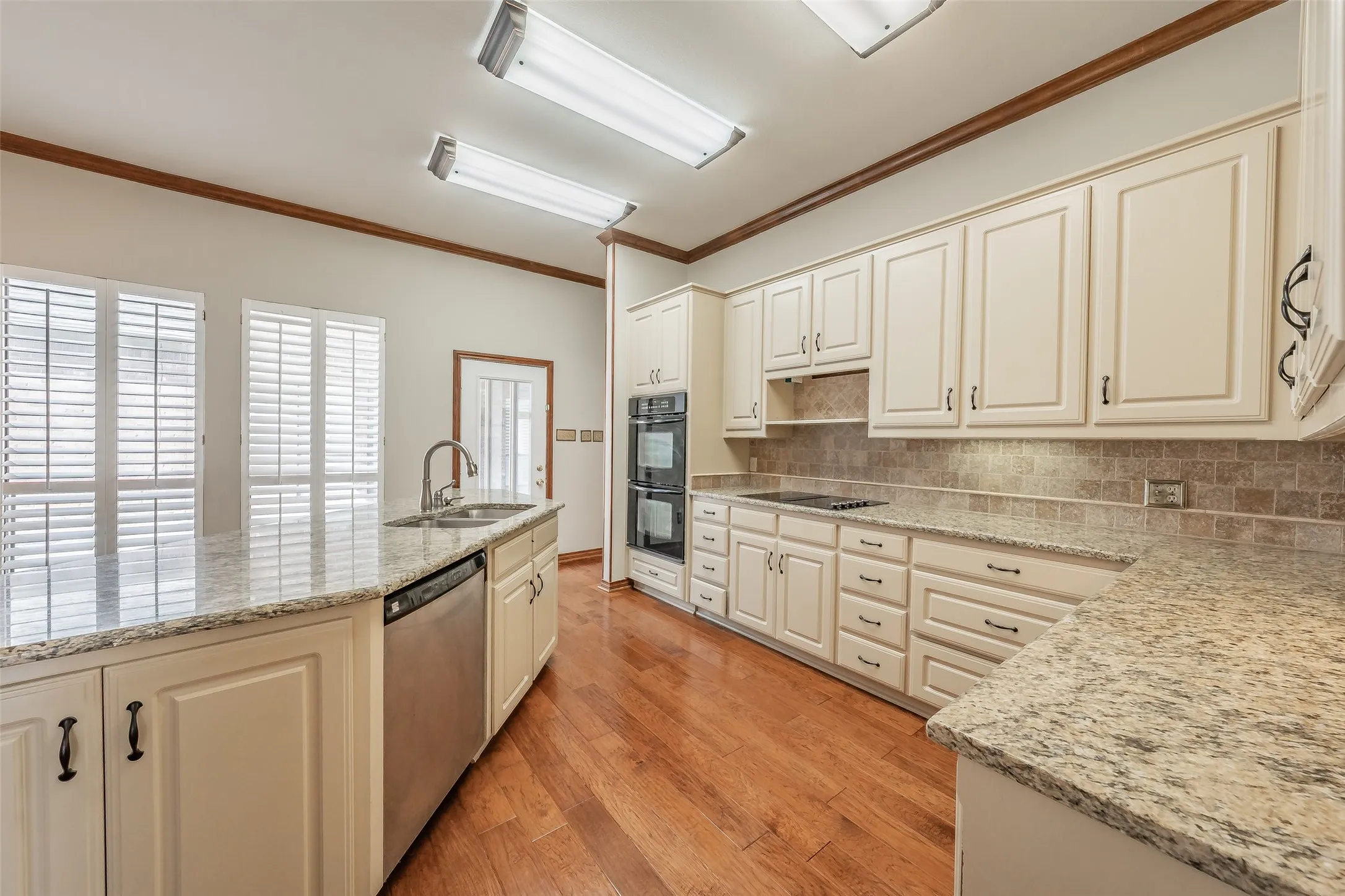 Single Family Residence For Sale in Tarrant County , 6010 Millwood Drive, Arlington, Texas 76016, 4 Bedroom, 3 Bathroom, 3 Garage spaces, 3,194 Sqft, built in 1985, mls#21407309, Real Estate Agent in Arlington, Homes For Sale in Tarrant county, Homes For Sale in Arlington, Realtor in Arlington Texas, Real Estate Brokerage Independent Realty Texas, Luminita Cordes Realtor