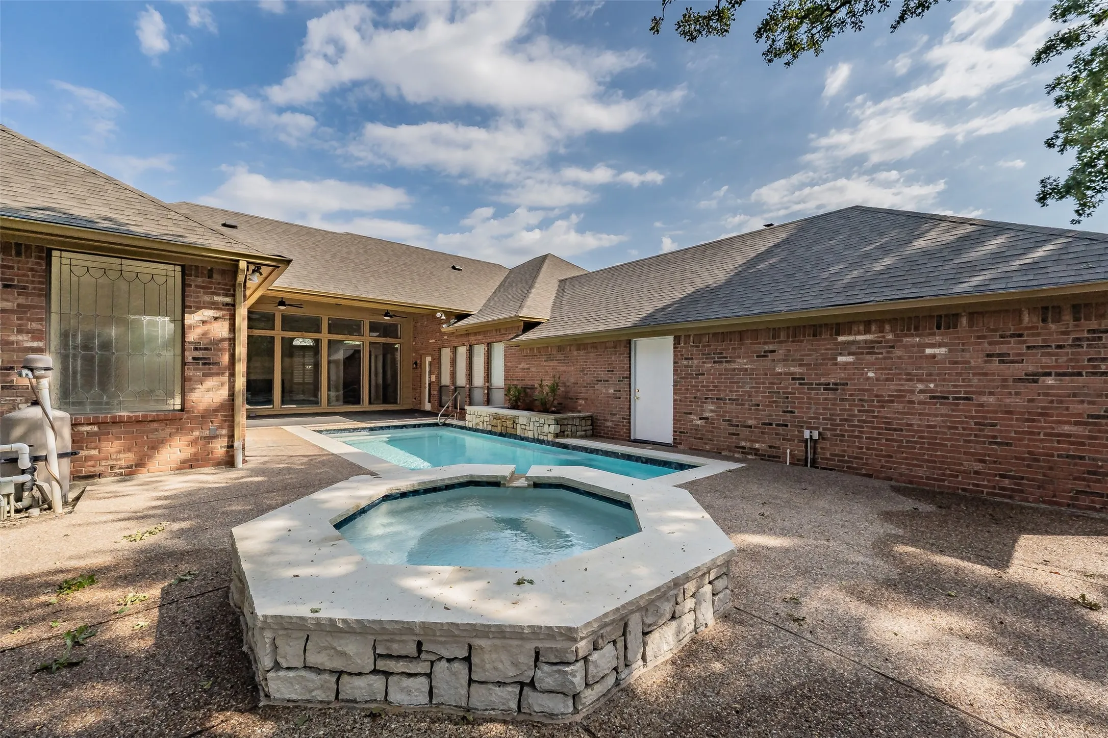 Single Family Residence For Sale in Tarrant County , 6010 Millwood Drive, Arlington, Texas 76016, 4 Bedroom, 3 Bathroom, 3 Garage spaces, 3,194 Sqft, built in 1985, mls#21407309, Real Estate Agent in Arlington, Homes For Sale in Tarrant county, Homes For Sale in Arlington, Realtor in Arlington Texas, Real Estate Brokerage Independent Realty Texas, Luminita Cordes Realtor