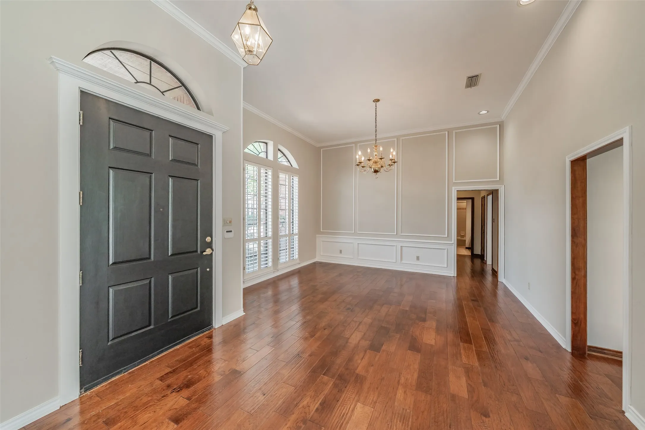 Single Family Residence For Sale in Tarrant County , 6010 Millwood Drive, Arlington, Texas 76016, 4 Bedroom, 3 Bathroom, 3 Garage spaces, 3,194 Sqft, built in 1985, mls#21407309, Real Estate Agent in Arlington, Homes For Sale in Tarrant county, Homes For Sale in Arlington, Realtor in Arlington Texas, Real Estate Brokerage Independent Realty Texas, Luminita Cordes Realtor