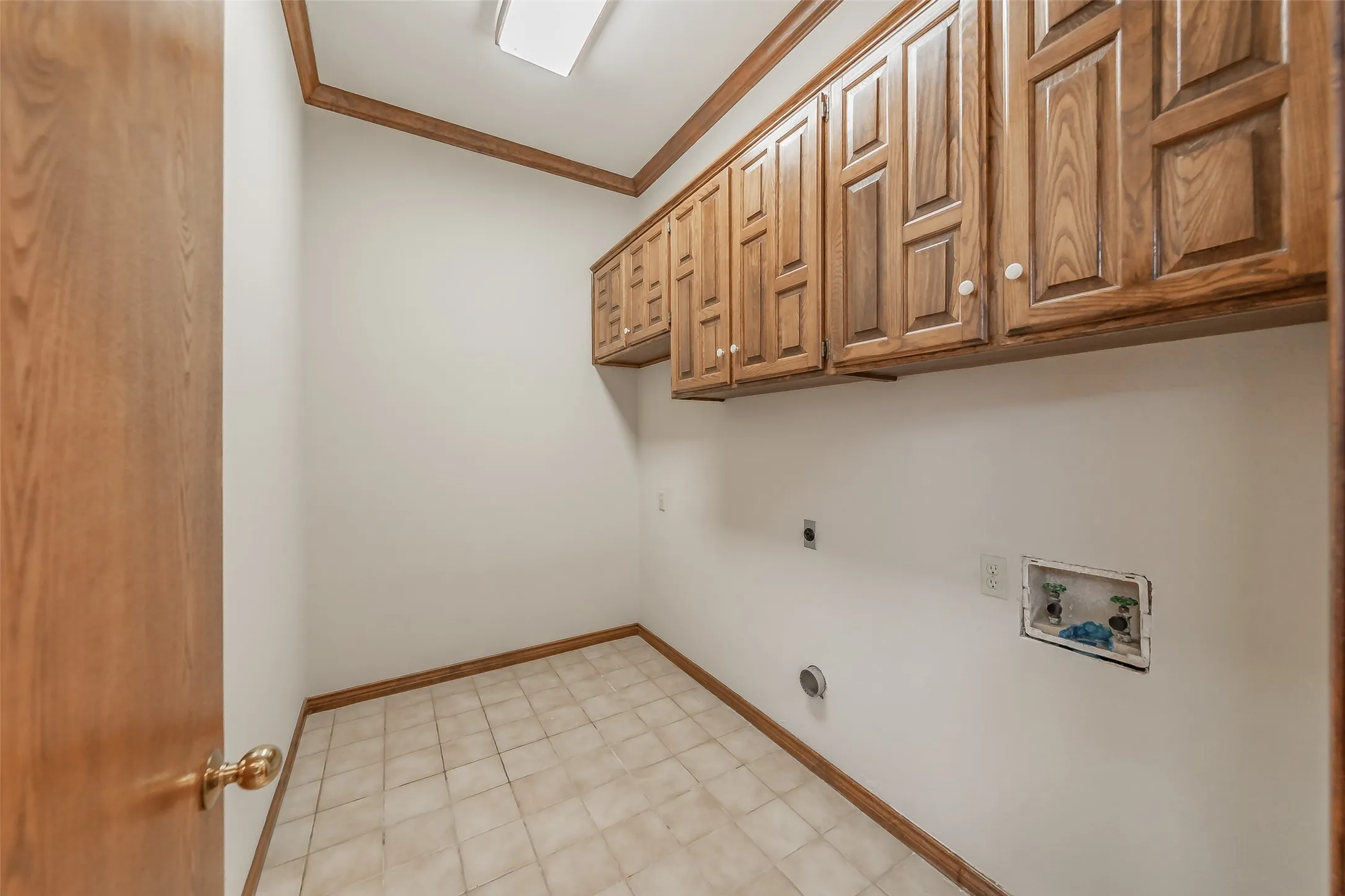 Single Family Residence For Sale in Tarrant County , 6010 Millwood Drive, Arlington, Texas 76016, 4 Bedroom, 3 Bathroom, 3 Garage spaces, 3,194 Sqft, built in 1985, mls#21407309, Real Estate Agent in Arlington, Homes For Sale in Tarrant county, Homes For Sale in Arlington, Realtor in Arlington Texas, Real Estate Brokerage Independent Realty Texas, Luminita Cordes Realtor