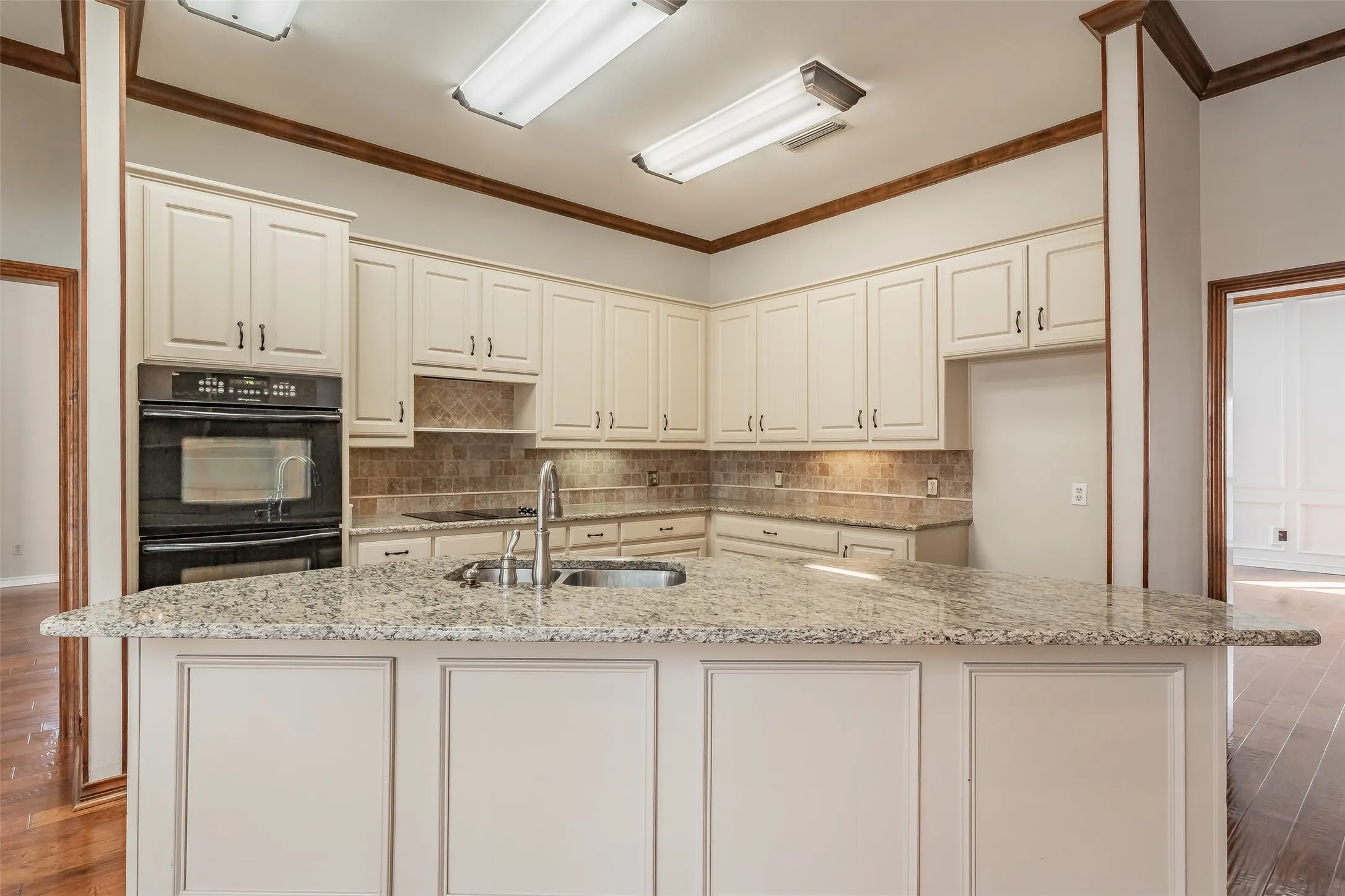 Single Family Residence For Sale in Tarrant County , 6010 Millwood Drive, Arlington, Texas 76016, 4 Bedroom, 3 Bathroom, 3 Garage spaces, 3,194 Sqft, built in 1985, mls#21407309, Real Estate Agent in Arlington, Homes For Sale in Tarrant county, Homes For Sale in Arlington, Realtor in Arlington Texas, Real Estate Brokerage Independent Realty Texas, Luminita Cordes Realtor