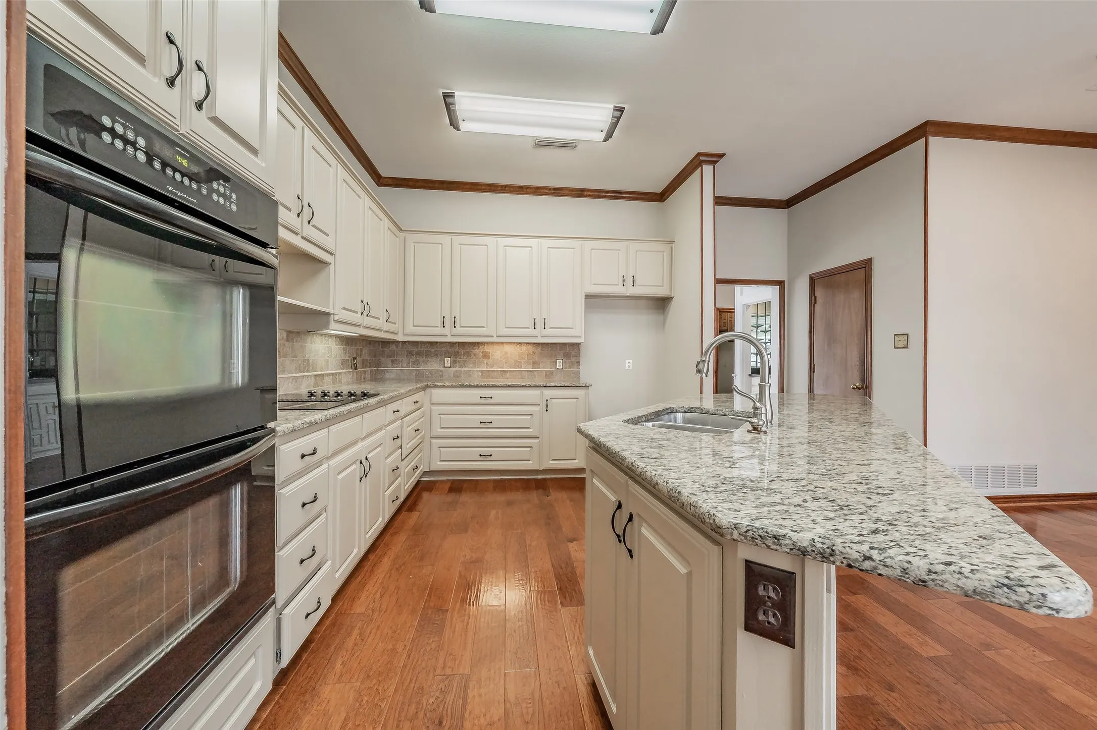 Single Family Residence For Sale in Tarrant County , 6010 Millwood Drive, Arlington, Texas 76016, 4 Bedroom, 3 Bathroom, 3 Garage spaces, 3,194 Sqft, built in 1985, mls#21407309, Real Estate Agent in Arlington, Homes For Sale in Tarrant county, Homes For Sale in Arlington, Realtor in Arlington Texas, Real Estate Brokerage Independent Realty Texas, Luminita Cordes Realtor