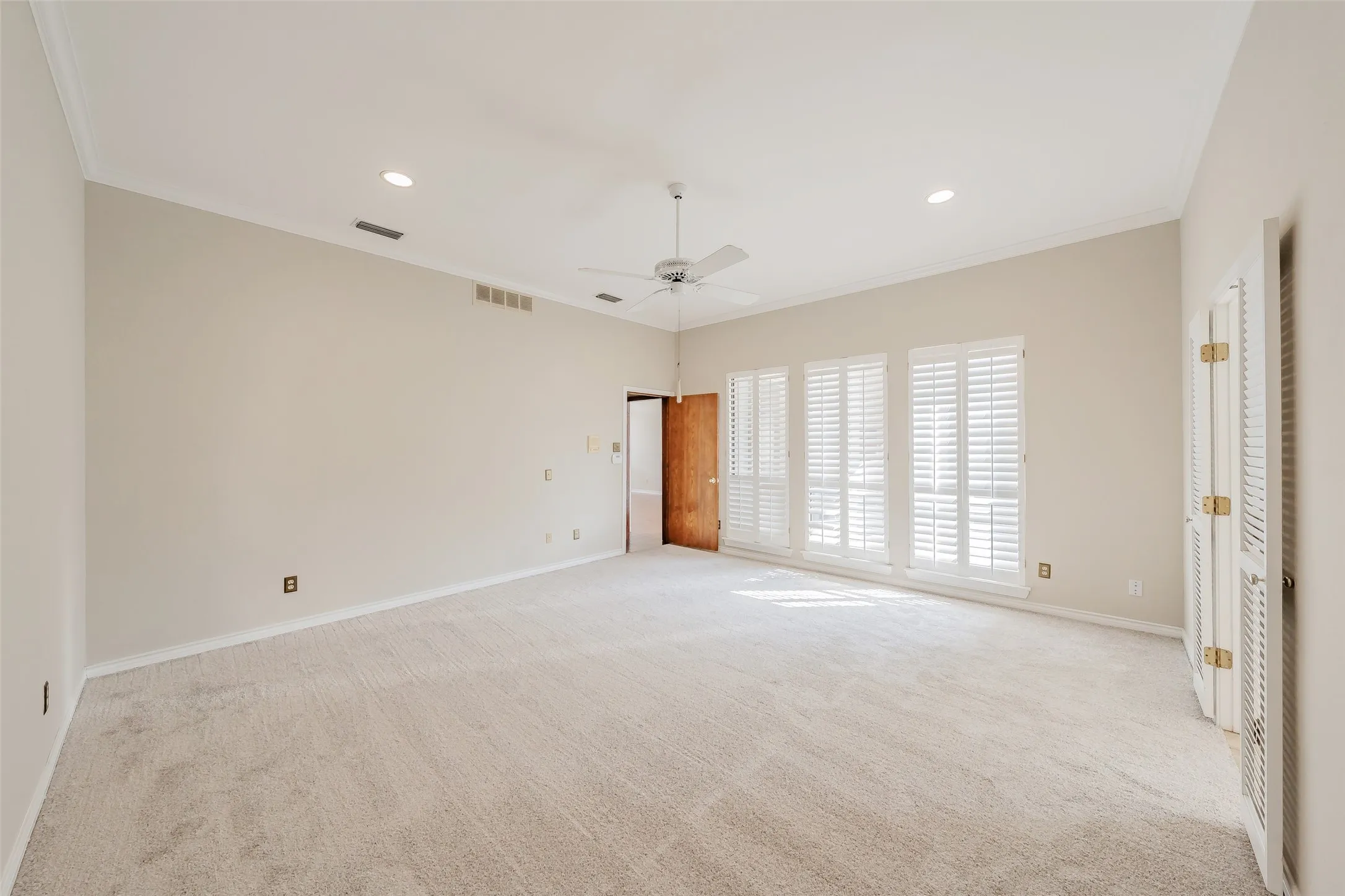 Single Family Residence For Sale in Tarrant County , 6010 Millwood Drive, Arlington, Texas 76016, 4 Bedroom, 3 Bathroom, 3 Garage spaces, 3,194 Sqft, built in 1985, mls#21407309, Real Estate Agent in Arlington, Homes For Sale in Tarrant county, Homes For Sale in Arlington, Realtor in Arlington Texas, Real Estate Brokerage Independent Realty Texas, Luminita Cordes Realtor