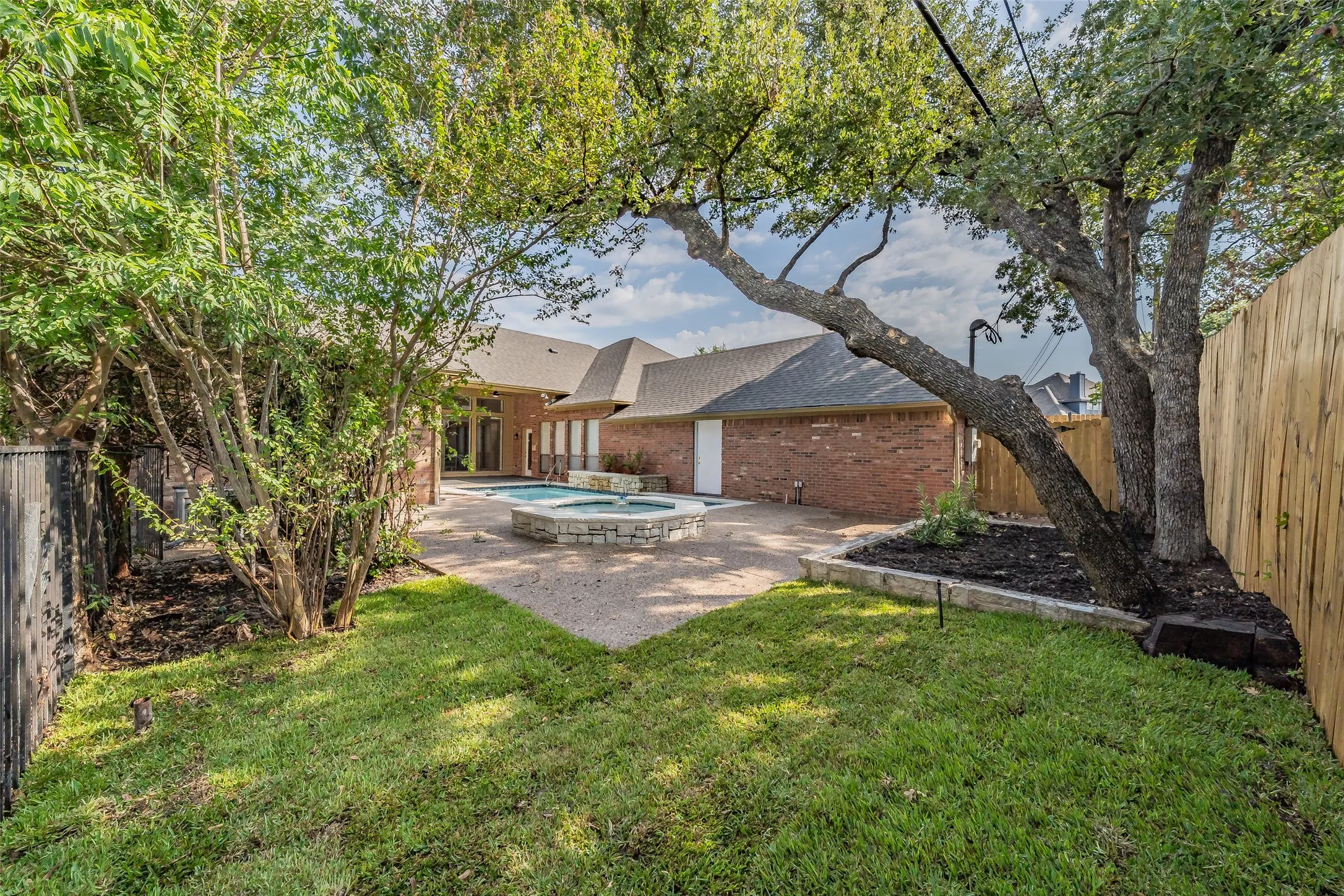 Single Family Residence For Sale in Tarrant County , 6010 Millwood Drive, Arlington, Texas 76016, 4 Bedroom, 3 Bathroom, 3 Garage spaces, 3,194 Sqft, built in 1985, mls#21407309, Real Estate Agent in Arlington, Homes For Sale in Tarrant county, Homes For Sale in Arlington, Realtor in Arlington Texas, Real Estate Brokerage Independent Realty Texas, Luminita Cordes Realtor