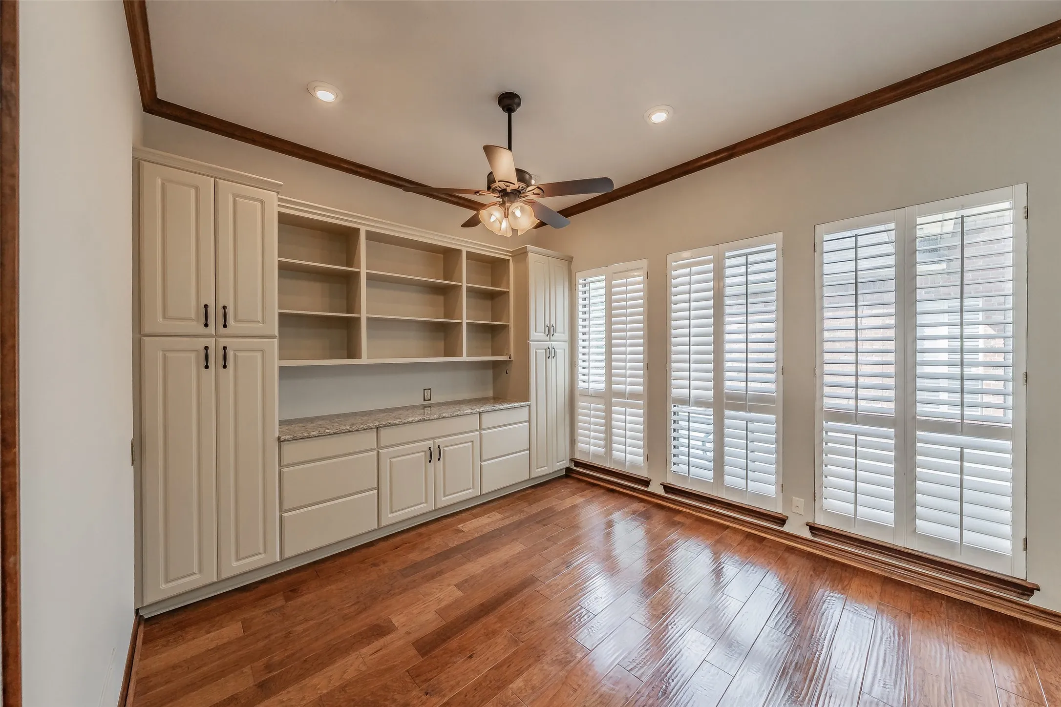 Single Family Residence For Sale in Tarrant County , 6010 Millwood Drive, Arlington, Texas 76016, 4 Bedroom, 3 Bathroom, 3 Garage spaces, 3,194 Sqft, built in 1985, mls#21407309, Real Estate Agent in Arlington, Homes For Sale in Tarrant county, Homes For Sale in Arlington, Realtor in Arlington Texas, Real Estate Brokerage Independent Realty Texas, Luminita Cordes Realtor