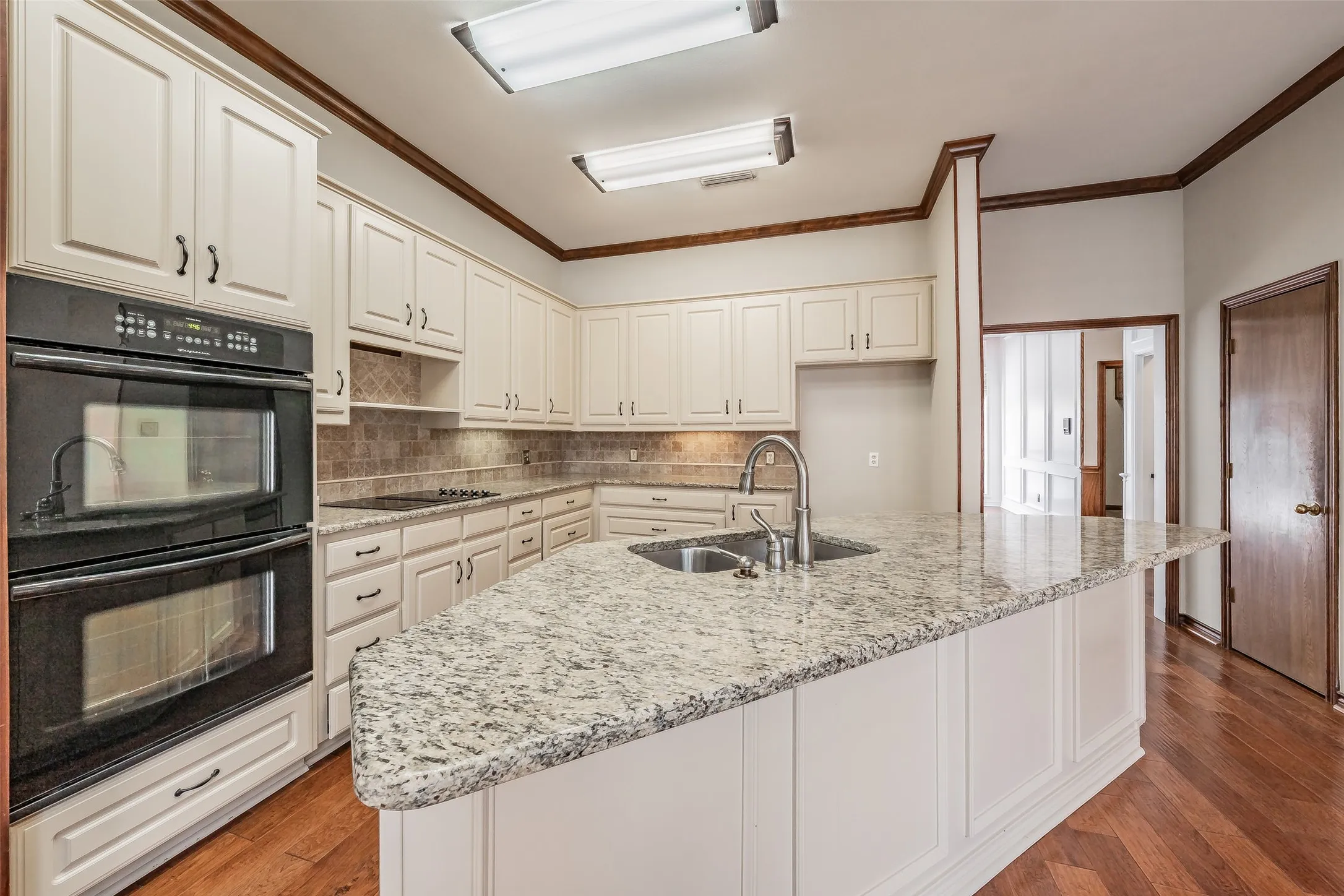 Single Family Residence For Sale in Tarrant County , 6010 Millwood Drive, Arlington, Texas 76016, 4 Bedroom, 3 Bathroom, 3 Garage spaces, 3,194 Sqft, built in 1985, mls#21407309, Real Estate Agent in Arlington, Homes For Sale in Tarrant county, Homes For Sale in Arlington, Realtor in Arlington Texas, Real Estate Brokerage Independent Realty Texas, Luminita Cordes Realtor