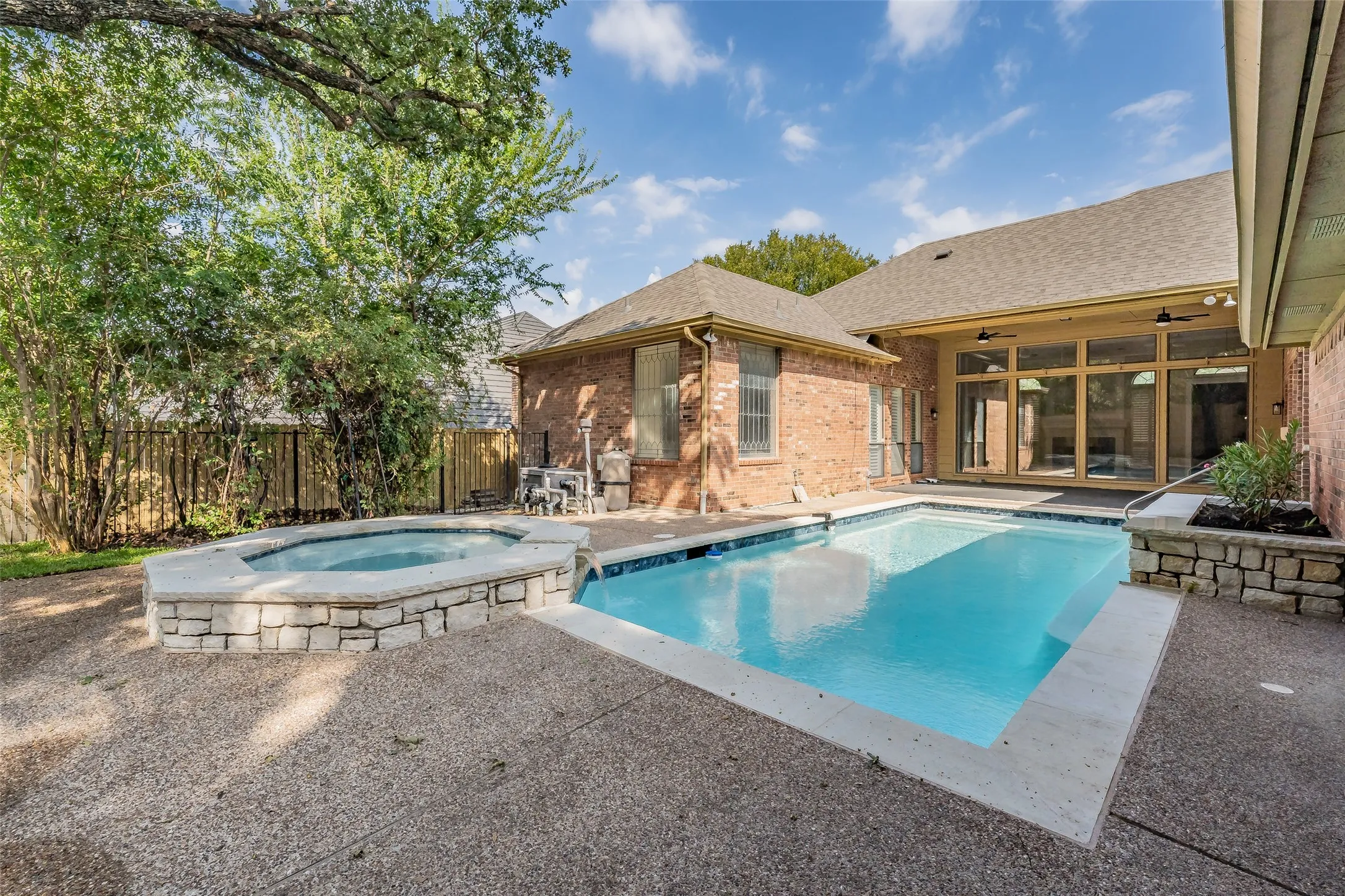 Single Family Residence For Sale in Tarrant County , 6010 Millwood Drive, Arlington, Texas 76016, 4 Bedroom, 3 Bathroom, 3 Garage spaces, 3,194 Sqft, built in 1985, mls#21407309, Real Estate Agent in Arlington, Homes For Sale in Tarrant county, Homes For Sale in Arlington, Realtor in Arlington Texas, Real Estate Brokerage Independent Realty Texas, Luminita Cordes Realtor