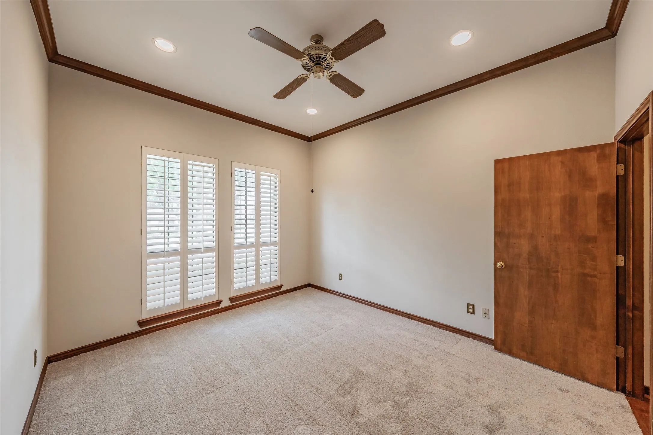 Single Family Residence For Sale in Tarrant County , 6010 Millwood Drive, Arlington, Texas 76016, 4 Bedroom, 3 Bathroom, 3 Garage spaces, 3,194 Sqft, built in 1985, mls#21407309, Real Estate Agent in Arlington, Homes For Sale in Tarrant county, Homes For Sale in Arlington, Realtor in Arlington Texas, Real Estate Brokerage Independent Realty Texas, Luminita Cordes Realtor