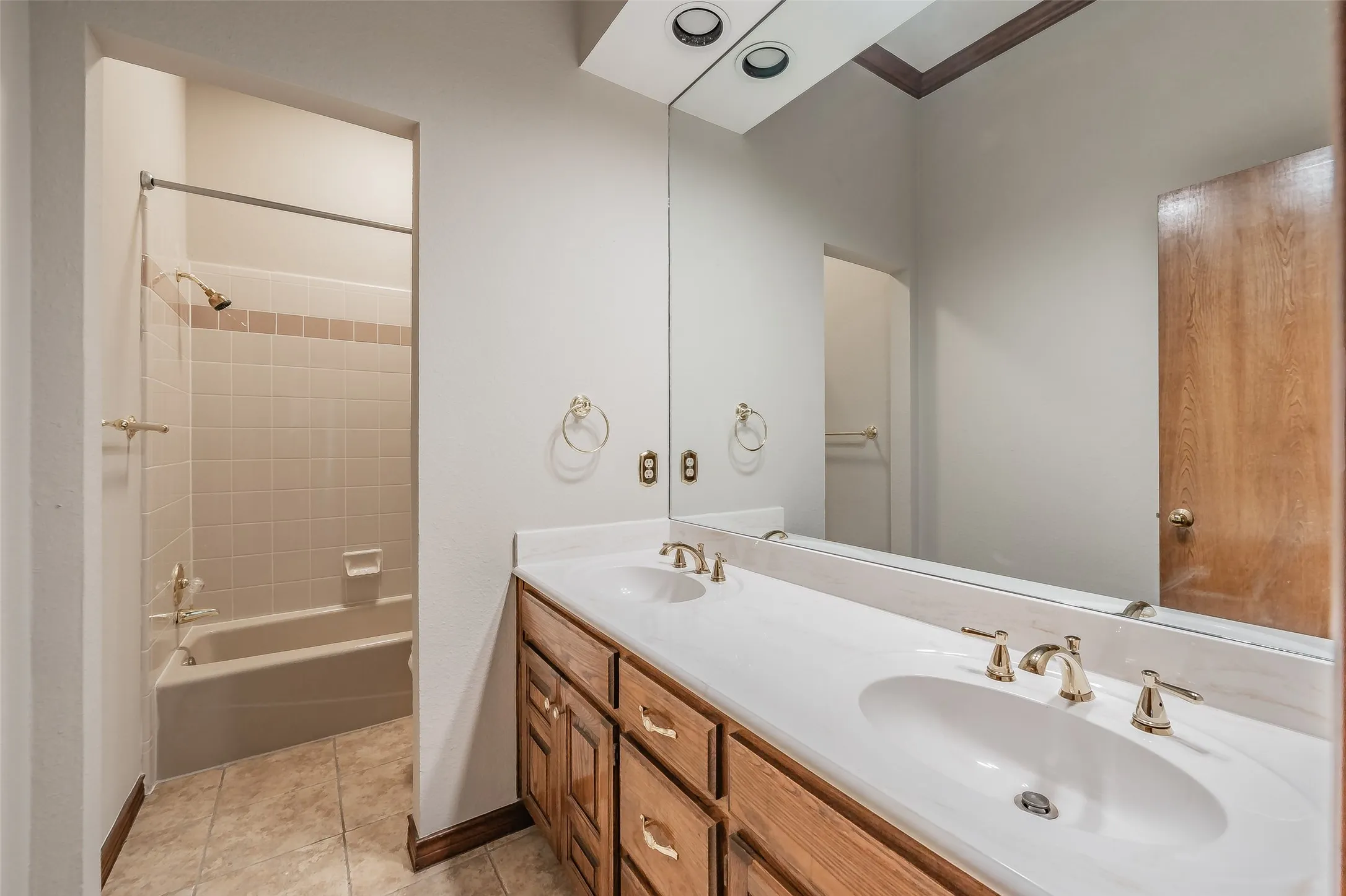 Single Family Residence For Sale in Tarrant County , 6010 Millwood Drive, Arlington, Texas 76016, 4 Bedroom, 3 Bathroom, 3 Garage spaces, 3,194 Sqft, built in 1985, mls#21407309, Real Estate Agent in Arlington, Homes For Sale in Tarrant county, Homes For Sale in Arlington, Realtor in Arlington Texas, Real Estate Brokerage Independent Realty Texas, Luminita Cordes Realtor