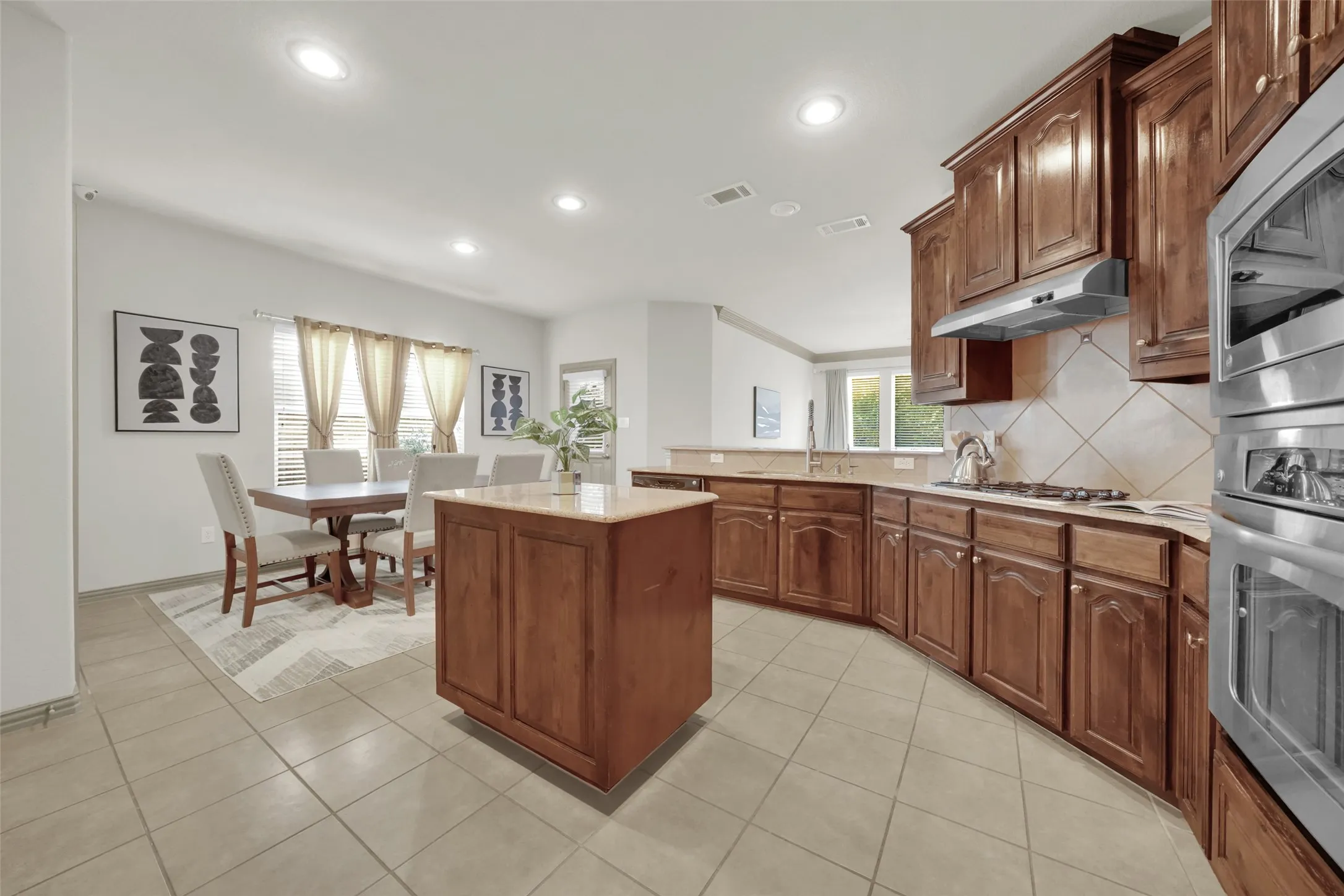 Single Family Residence For Sale in Dallas County , 336 Gotland Drive, Grand Prairie, Texas 75052, 3 Bedroom, 3 Bathroom, 2 Garage spaces, 2,386 Sqft, built in 2009, mls#21403370, Real Estate Agent in Grand Prairie, Homes For Sale in Dallas county, Homes For Sale in Grand Prairie, Realtor in Grand Prairie Texas, Real Estate Brokerage Independent Realty Texas, Luminita Cordes Realtor