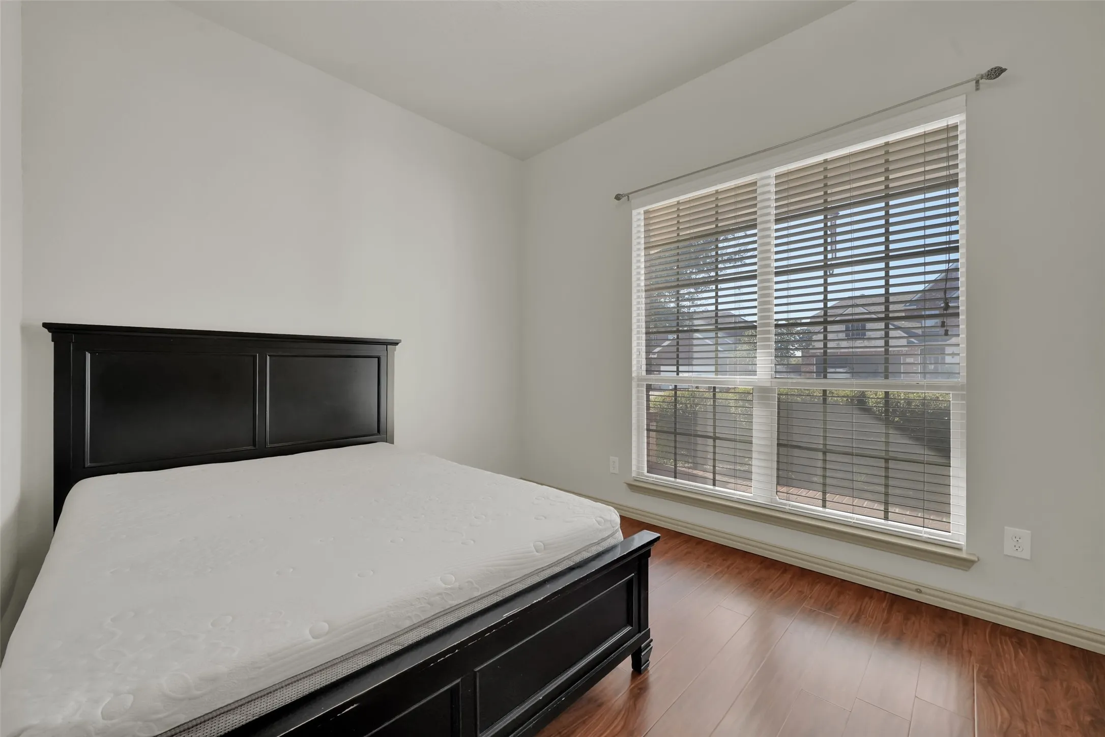 Single Family Residence For Sale in Dallas County , 336 Gotland Drive, Grand Prairie, Texas 75052, 3 Bedroom, 3 Bathroom, 2 Garage spaces, 2,386 Sqft, built in 2009, mls#21403370, Real Estate Agent in Grand Prairie, Homes For Sale in Dallas county, Homes For Sale in Grand Prairie, Realtor in Grand Prairie Texas, Real Estate Brokerage Independent Realty Texas, Luminita Cordes Realtor