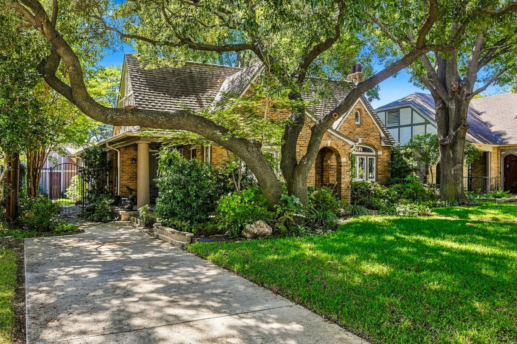 Single Family Residence For Sale in Dallas County , 5906 Mercedes Avenue, Dallas, Texas 75206, 3 Bedroom, 2 Bathroom, 2 Garage spaces, 1,982 Sqft, built in 1926, mls#21401978, Real Estate Agent in Dallas, Homes For Sale in Dallas county, Homes For Sale in Dallas, Realtor in Dallas Texas, Real Estate Brokerage Independent Realty Texas, Luminita Cordes Realtor