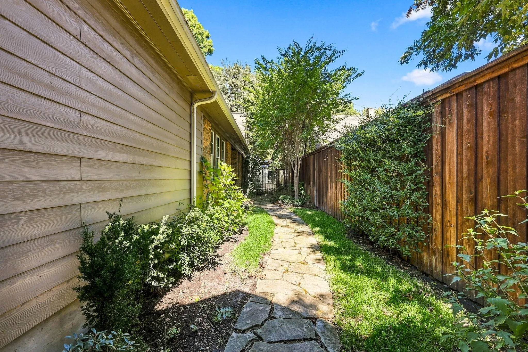 Single Family Residence For Sale in Dallas County , 5906 Mercedes Avenue, Dallas, Texas 75206, 3 Bedroom, 2 Bathroom, 2 Garage spaces, 1,982 Sqft, built in 1926, mls#21401978, Real Estate Agent in Dallas, Homes For Sale in Dallas county, Homes For Sale in Dallas, Realtor in Dallas Texas, Real Estate Brokerage Independent Realty Texas, Luminita Cordes Realtor