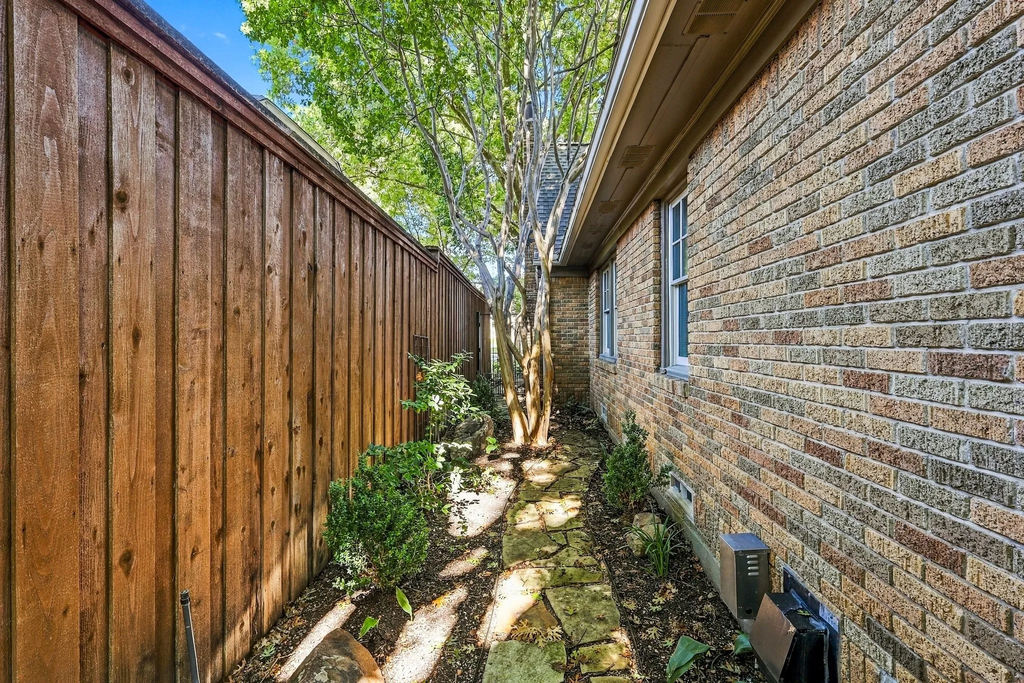 Single Family Residence For Sale in Dallas County , 5906 Mercedes Avenue, Dallas, Texas 75206, 3 Bedroom, 2 Bathroom, 2 Garage spaces, 1,982 Sqft, built in 1926, mls#21401978, Real Estate Agent in Dallas, Homes For Sale in Dallas county, Homes For Sale in Dallas, Realtor in Dallas Texas, Real Estate Brokerage Independent Realty Texas, Luminita Cordes Realtor