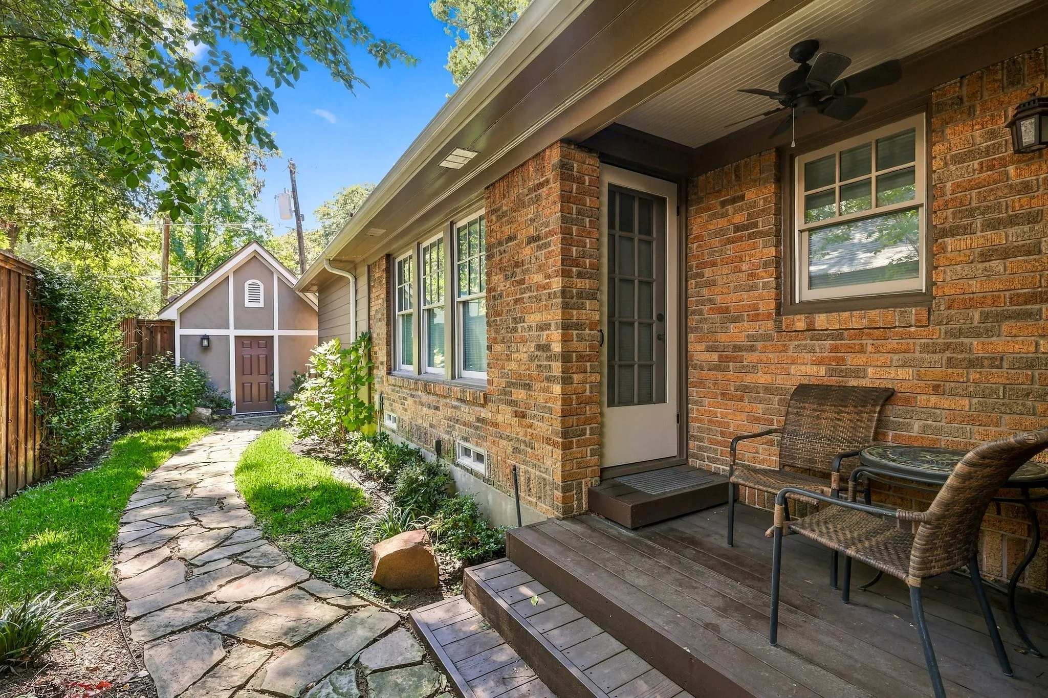 Single Family Residence For Sale in Dallas County , 5906 Mercedes Avenue, Dallas, Texas 75206, 3 Bedroom, 2 Bathroom, 2 Garage spaces, 1,982 Sqft, built in 1926, mls#21401978, Real Estate Agent in Dallas, Homes For Sale in Dallas county, Homes For Sale in Dallas, Realtor in Dallas Texas, Real Estate Brokerage Independent Realty Texas, Luminita Cordes Realtor