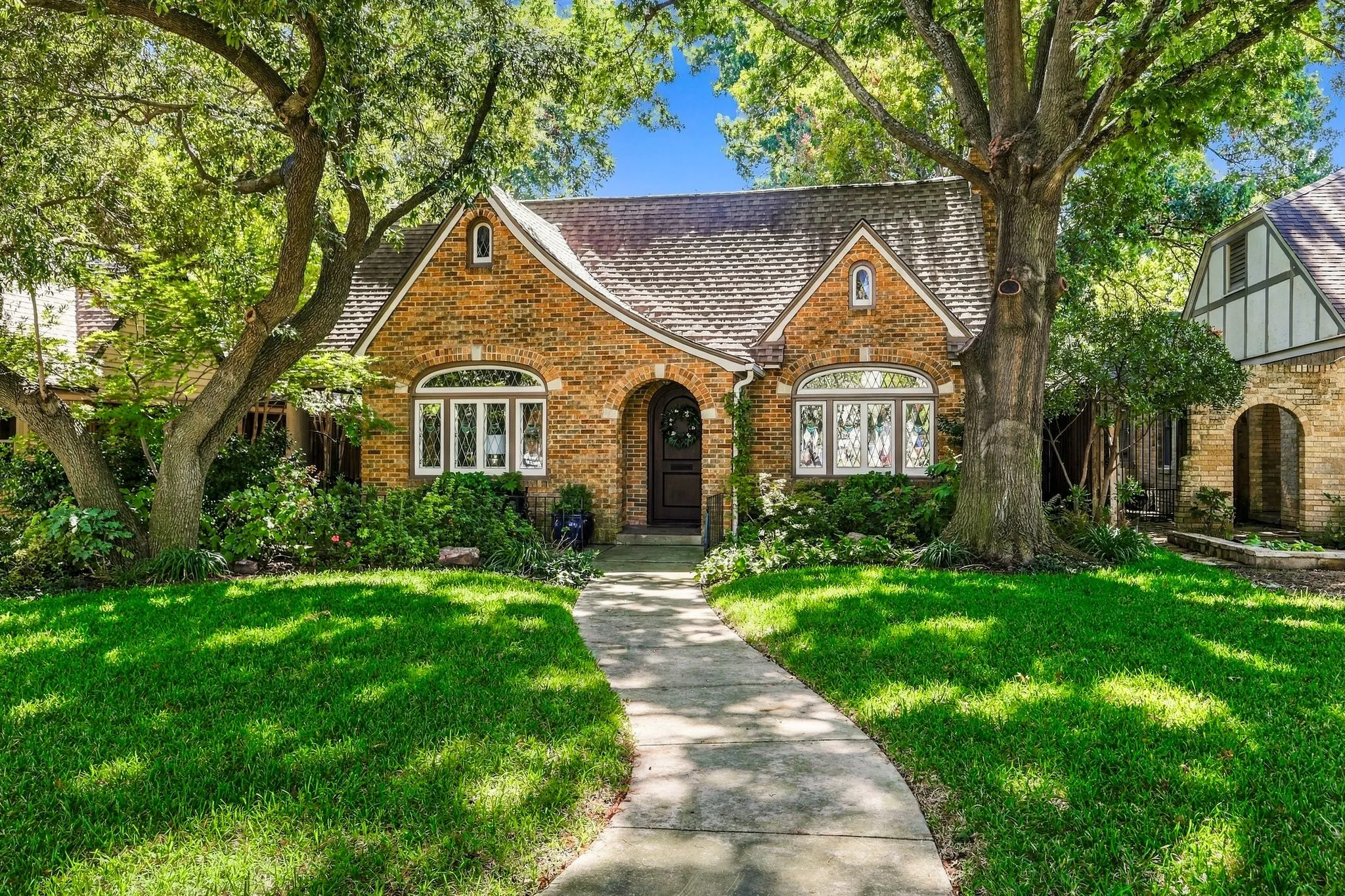 Single Family Residence For Sale in Dallas County , 5906 Mercedes Avenue, Dallas, Texas 75206, 3 Bedroom, 2 Bathroom, 2 Garage spaces, 1,982 Sqft, built in 1926, mls#21401978, Real Estate Agent in Dallas, Homes For Sale in Dallas county, Homes For Sale in Dallas, Realtor in Dallas Texas, Real Estate Brokerage Independent Realty Texas, Luminita Cordes Realtor