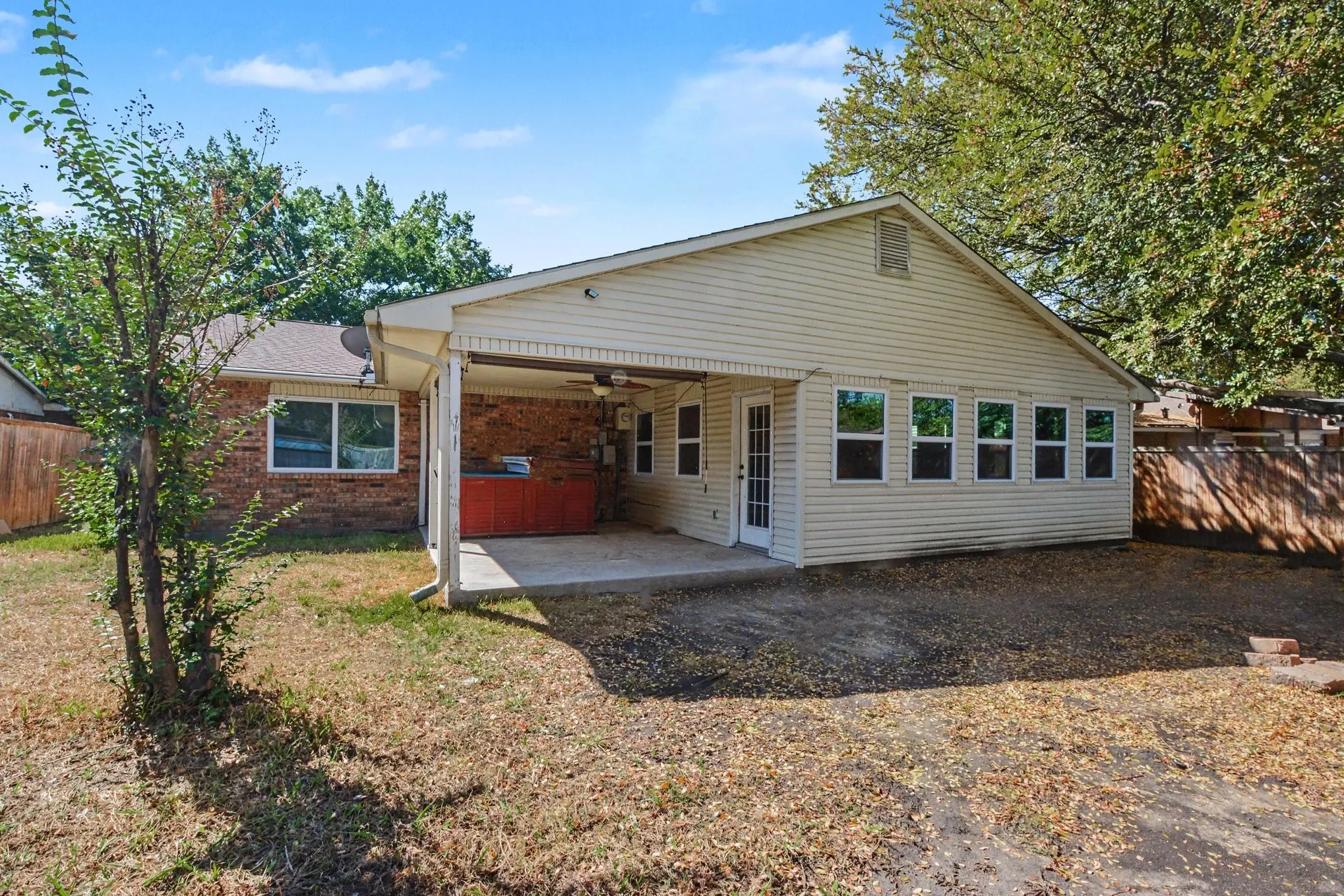 Single Family Residence For Sale in Denton County , 5517 Baker Drive, The Colony, Texas 75056, 3 Bedroom, 2 Bathroom, 2 Garage spaces, 1,881 Sqft, built in 1975, mls#21403638, Real Estate Agent in The Colony, Homes For Sale in Denton county, Homes For Sale in The Colony, Realtor in The Colony Texas, Real Estate Brokerage Independent Realty Texas, Luminita Cordes Realtor