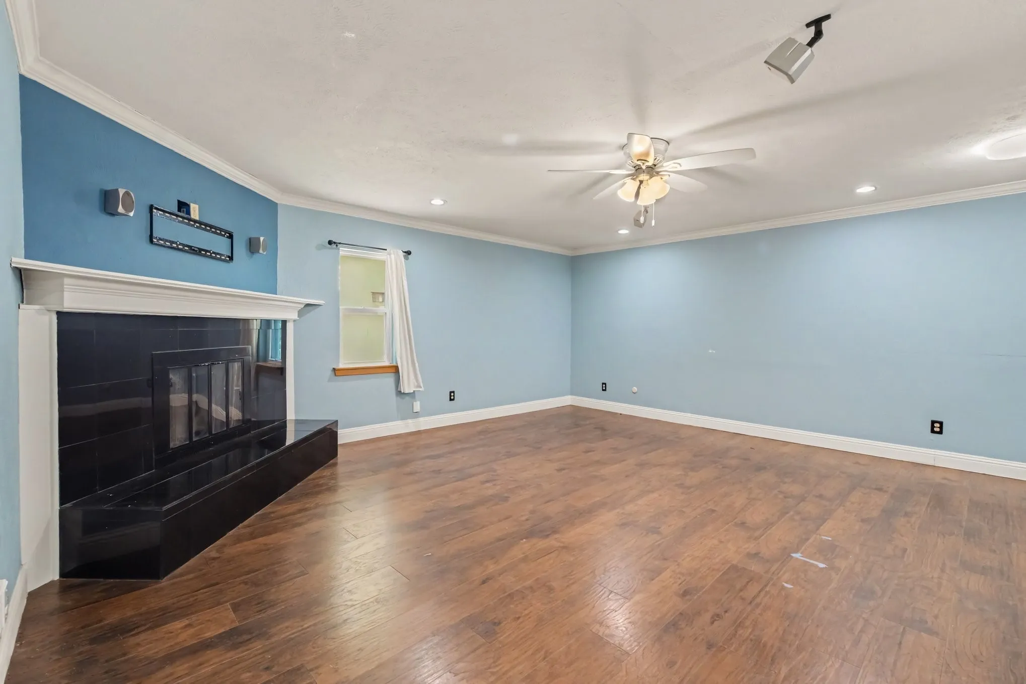 Single Family Residence For Sale in Denton County , 5517 Baker Drive, The Colony, Texas 75056, 3 Bedroom, 2 Bathroom, 2 Garage spaces, 1,881 Sqft, built in 1975, mls#21403638, Real Estate Agent in The Colony, Homes For Sale in Denton county, Homes For Sale in The Colony, Realtor in The Colony Texas, Real Estate Brokerage Independent Realty Texas, Luminita Cordes Realtor