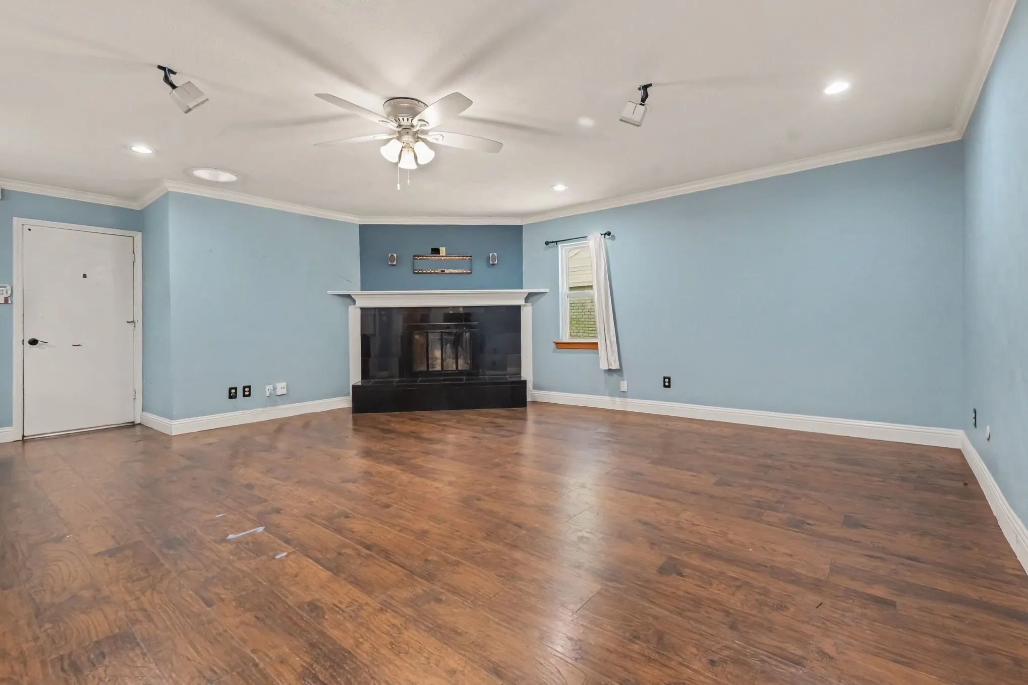 Single Family Residence For Sale in Denton County , 5517 Baker Drive, The Colony, Texas 75056, 3 Bedroom, 2 Bathroom, 2 Garage spaces, 1,881 Sqft, built in 1975, mls#21403638, Real Estate Agent in The Colony, Homes For Sale in Denton county, Homes For Sale in The Colony, Realtor in The Colony Texas, Real Estate Brokerage Independent Realty Texas, Luminita Cordes Realtor