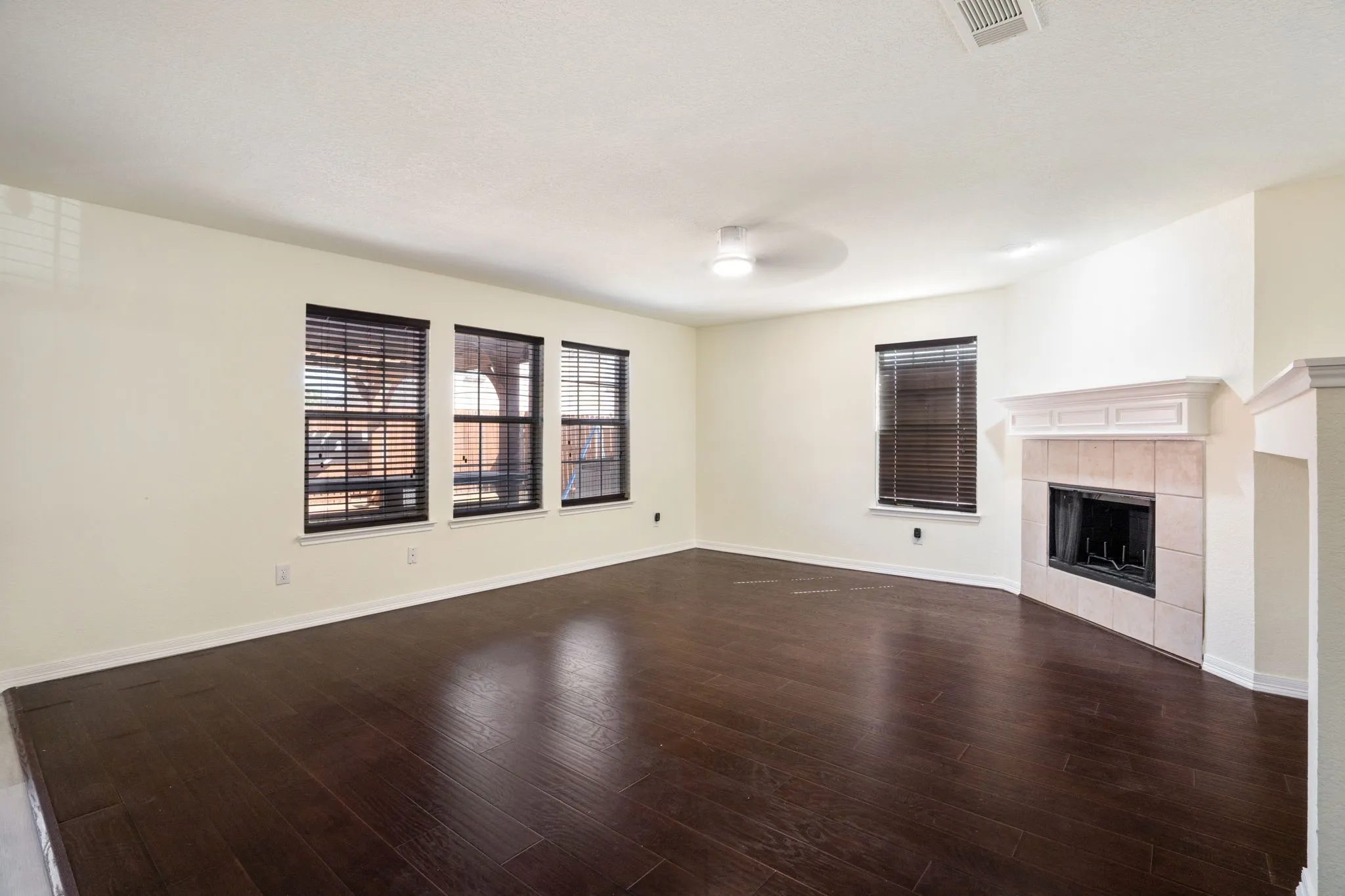Single Family Residence For Sale in Tarrant County , 2456 Arroyo Springs Drive, Grand Prairie, Texas 75052, 5 Bedroom, 3 Bathroom, 2 Garage spaces, 3,900 Sqft, built in 2004, mls#21396081, Real Estate Agent in Grand Prairie, Homes For Sale in Tarrant county, Homes For Sale in Grand Prairie, Realtor in Grand Prairie Texas, Real Estate Brokerage Independent Realty Texas, Luminita Cordes Realtor