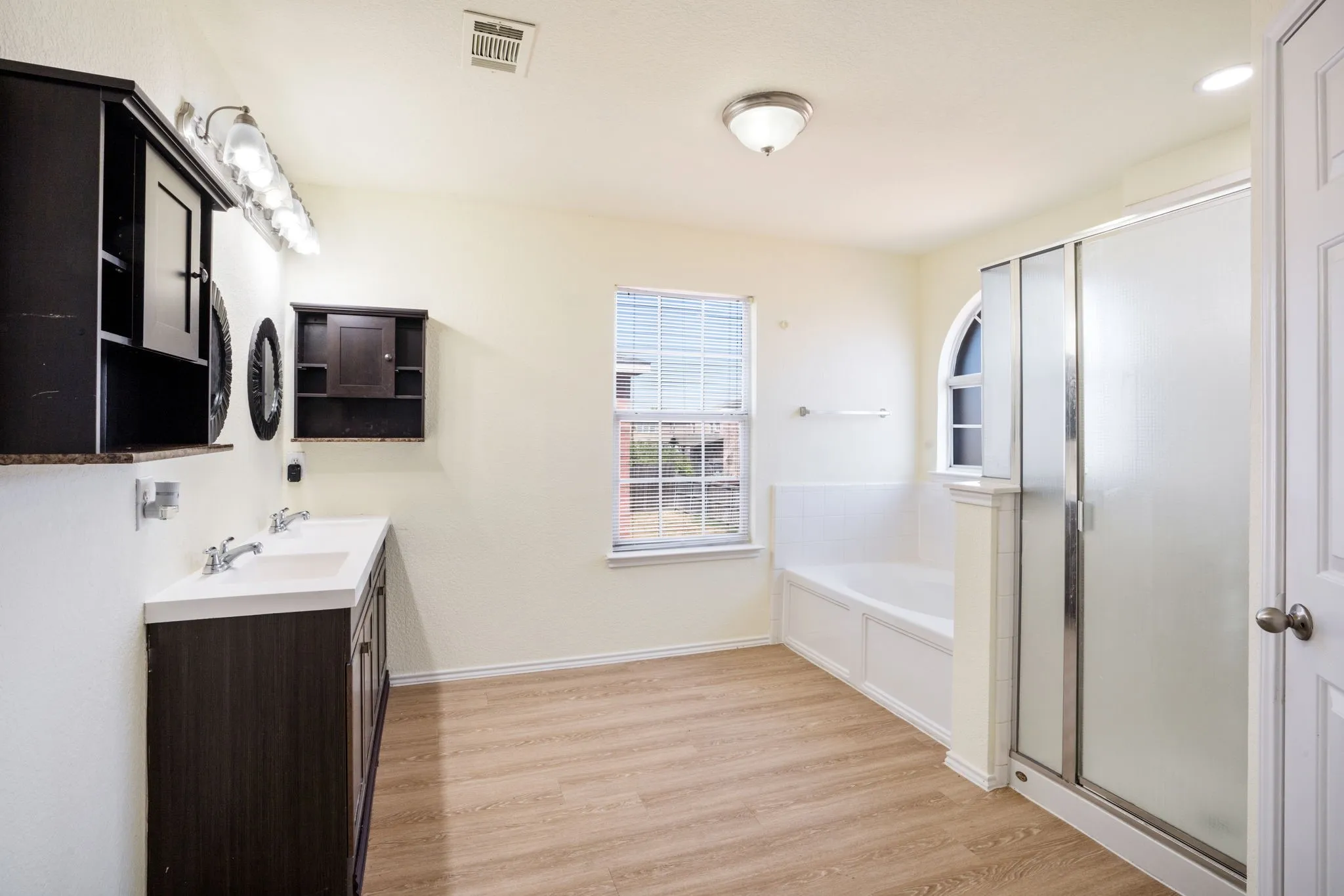 Single Family Residence For Sale in Tarrant County , 2456 Arroyo Springs Drive, Grand Prairie, Texas 75052, 5 Bedroom, 3 Bathroom, 2 Garage spaces, 3,900 Sqft, built in 2004, mls#21396081, Real Estate Agent in Grand Prairie, Homes For Sale in Tarrant county, Homes For Sale in Grand Prairie, Realtor in Grand Prairie Texas, Real Estate Brokerage Independent Realty Texas, Luminita Cordes Realtor