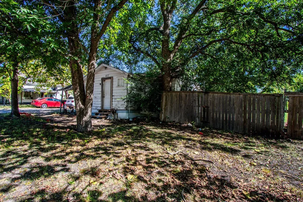 Single Family Residence For Sale in Collin County , 817 S Main Street, Farmersville, Texas 75442, 0, 1 Bathroom, Garage spaces, 1,126 Sqft, built in 1940, mls#21406962, Real Estate Agent in Farmersville, Homes For Sale in Collin county, Homes For Sale in Farmersville, Realtor in Farmersville Texas, Real Estate Brokerage Independent Realty Texas, Luminita Cordes Realtor