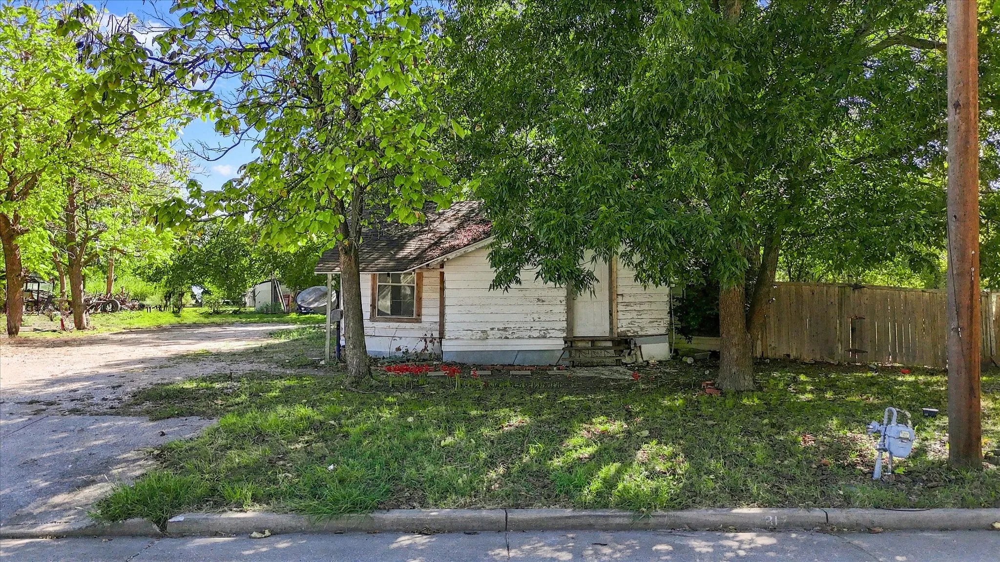 Single Family Residence For Sale in Collin County , 817 S Main Street, Farmersville, Texas 75442, 0, 1 Bathroom, Garage spaces, 1,126 Sqft, built in 1940, mls#21406962, Real Estate Agent in Farmersville, Homes For Sale in Collin county, Homes For Sale in Farmersville, Realtor in Farmersville Texas, Real Estate Brokerage Independent Realty Texas, Luminita Cordes Realtor