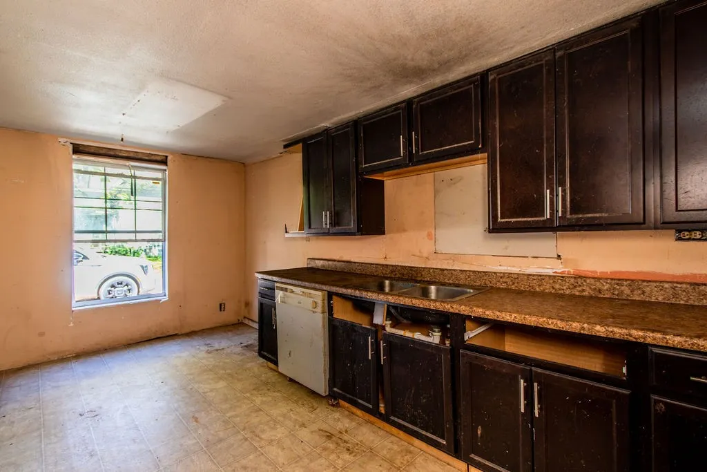 Single Family Residence For Sale in Collin County , 817 S Main Street, Farmersville, Texas 75442, 0, 1 Bathroom, Garage spaces, 1,126 Sqft, built in 1940, mls#21406962, Real Estate Agent in Farmersville, Homes For Sale in Collin county, Homes For Sale in Farmersville, Realtor in Farmersville Texas, Real Estate Brokerage Independent Realty Texas, Luminita Cordes Realtor