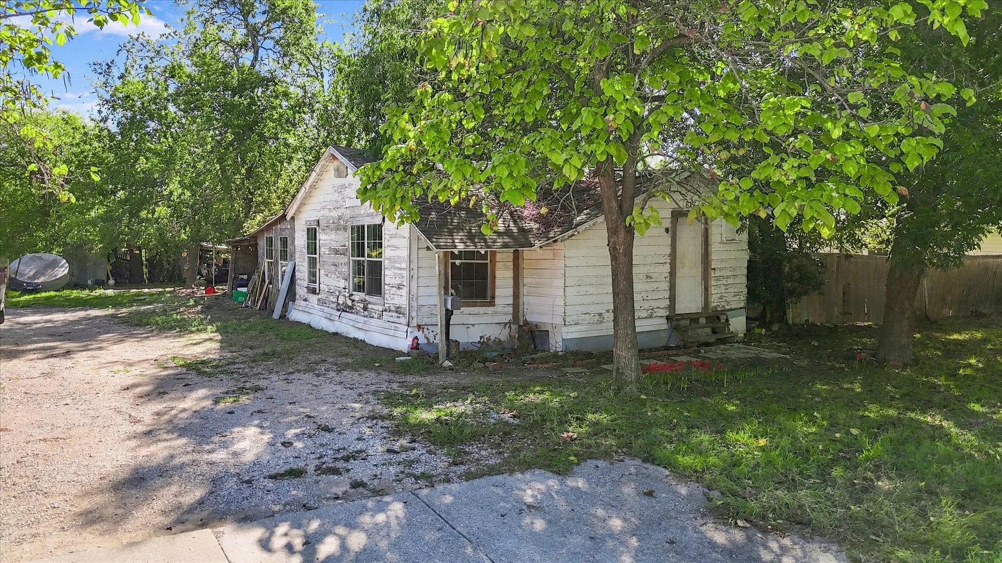 Single Family Residence For Sale in Collin County , 817 S Main Street, Farmersville, Texas 75442, 0, 1 Bathroom, Garage spaces, 1,126 Sqft, built in 1940, mls#21406962, Real Estate Agent in Farmersville, Homes For Sale in Collin county, Homes For Sale in Farmersville, Realtor in Farmersville Texas, Real Estate Brokerage Independent Realty Texas, Luminita Cordes Realtor
