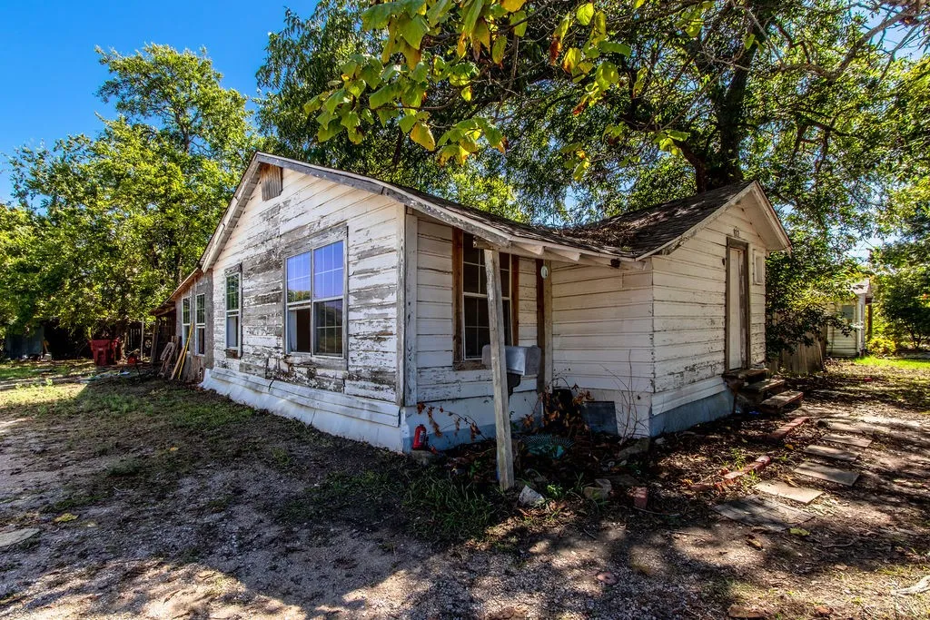 Single Family Residence For Sale in Collin County , 817 S Main Street, Farmersville, Texas 75442, 0, 1 Bathroom, Garage spaces, 1,126 Sqft, built in 1940, mls#21406962, Real Estate Agent in Farmersville, Homes For Sale in Collin county, Homes For Sale in Farmersville, Realtor in Farmersville Texas, Real Estate Brokerage Independent Realty Texas, Luminita Cordes Realtor